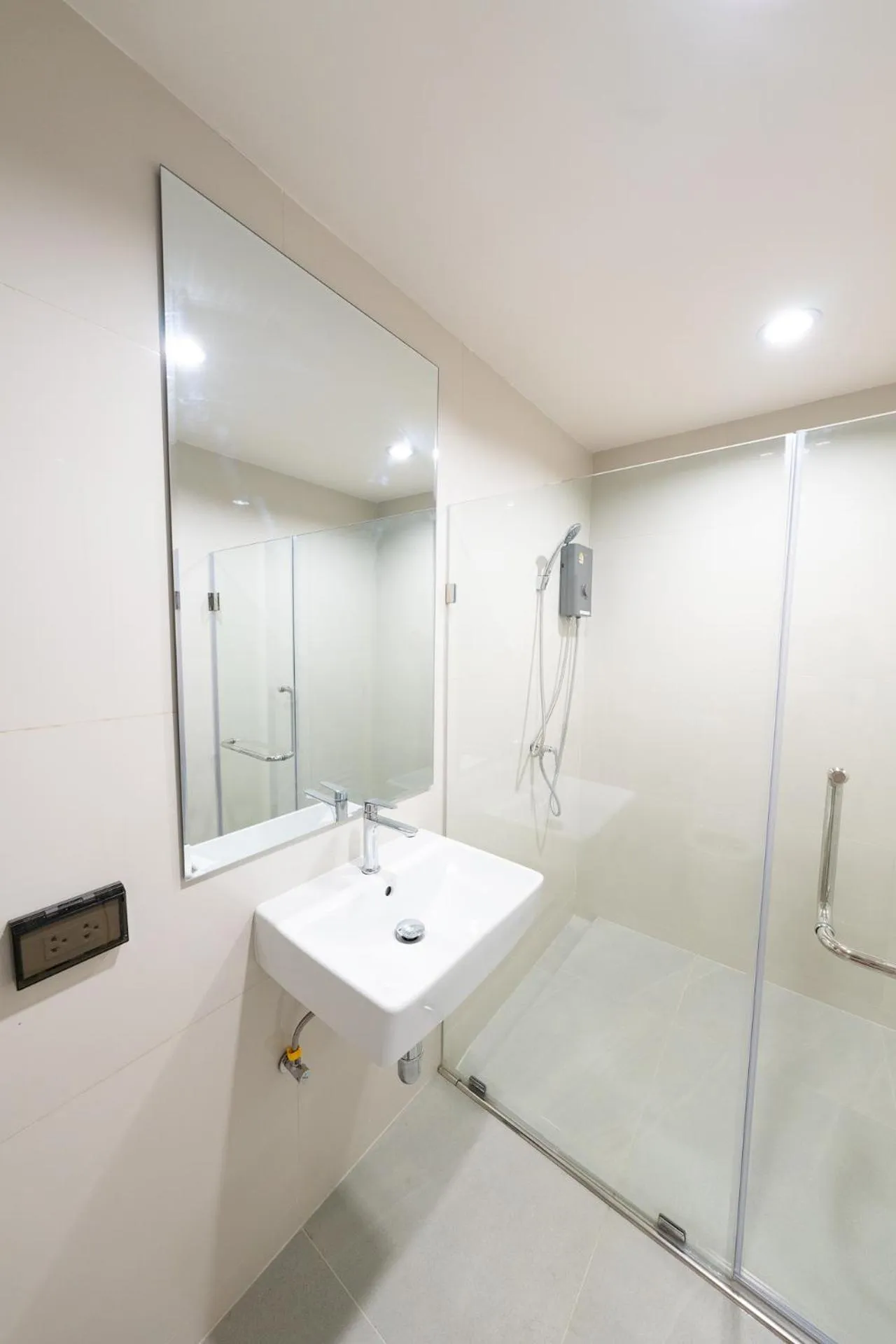 Bathroom in L.A. Tower Hotel