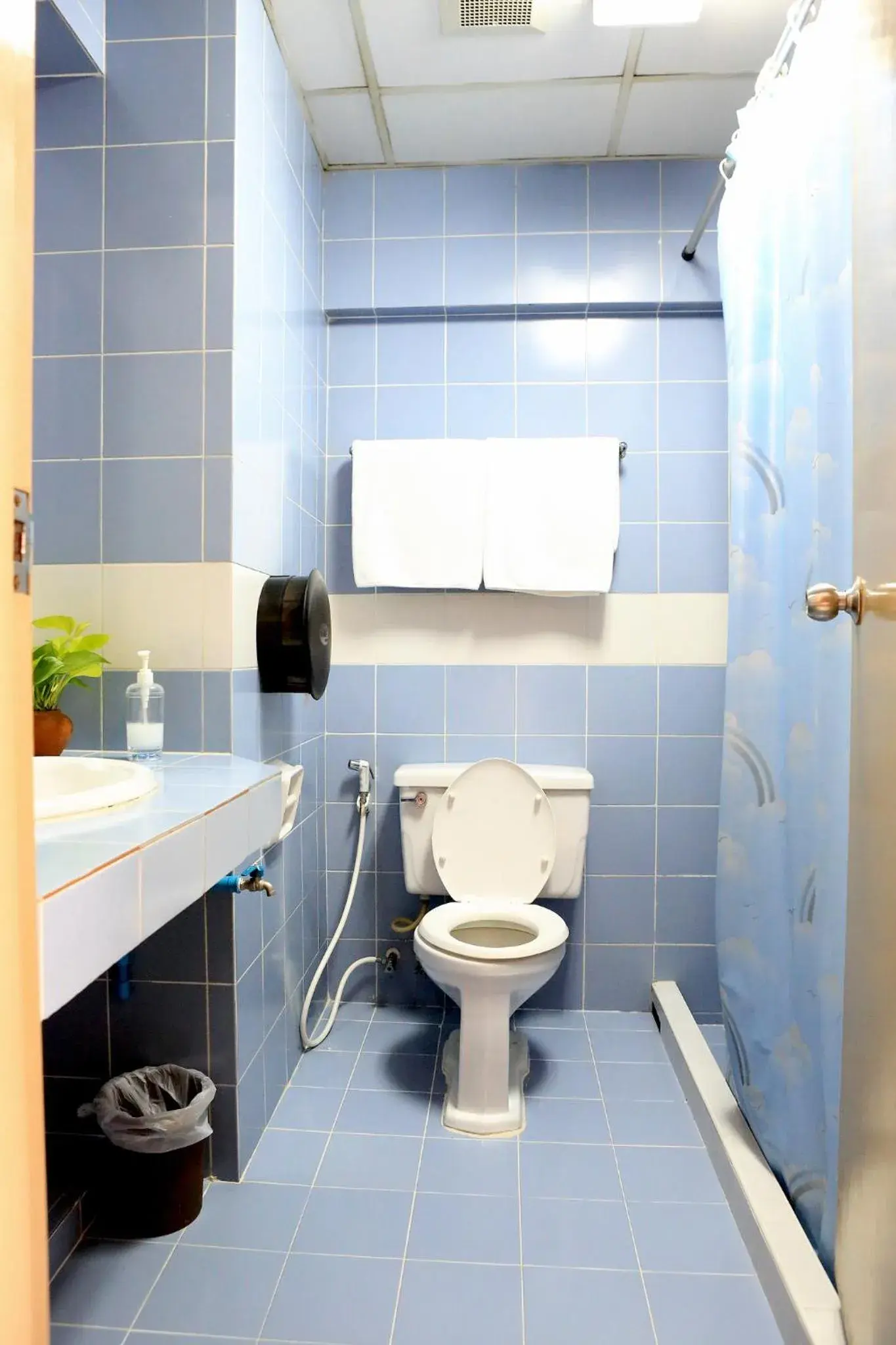 Deluxe Twin Room in L.A. Tower Hotel Deluxe Twin Room in L.A. Tower Hotel