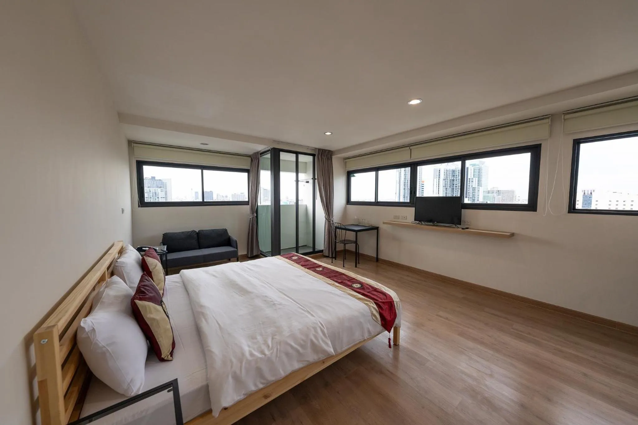 Photo of the whole room, Bed in L.A. Tower Hotel