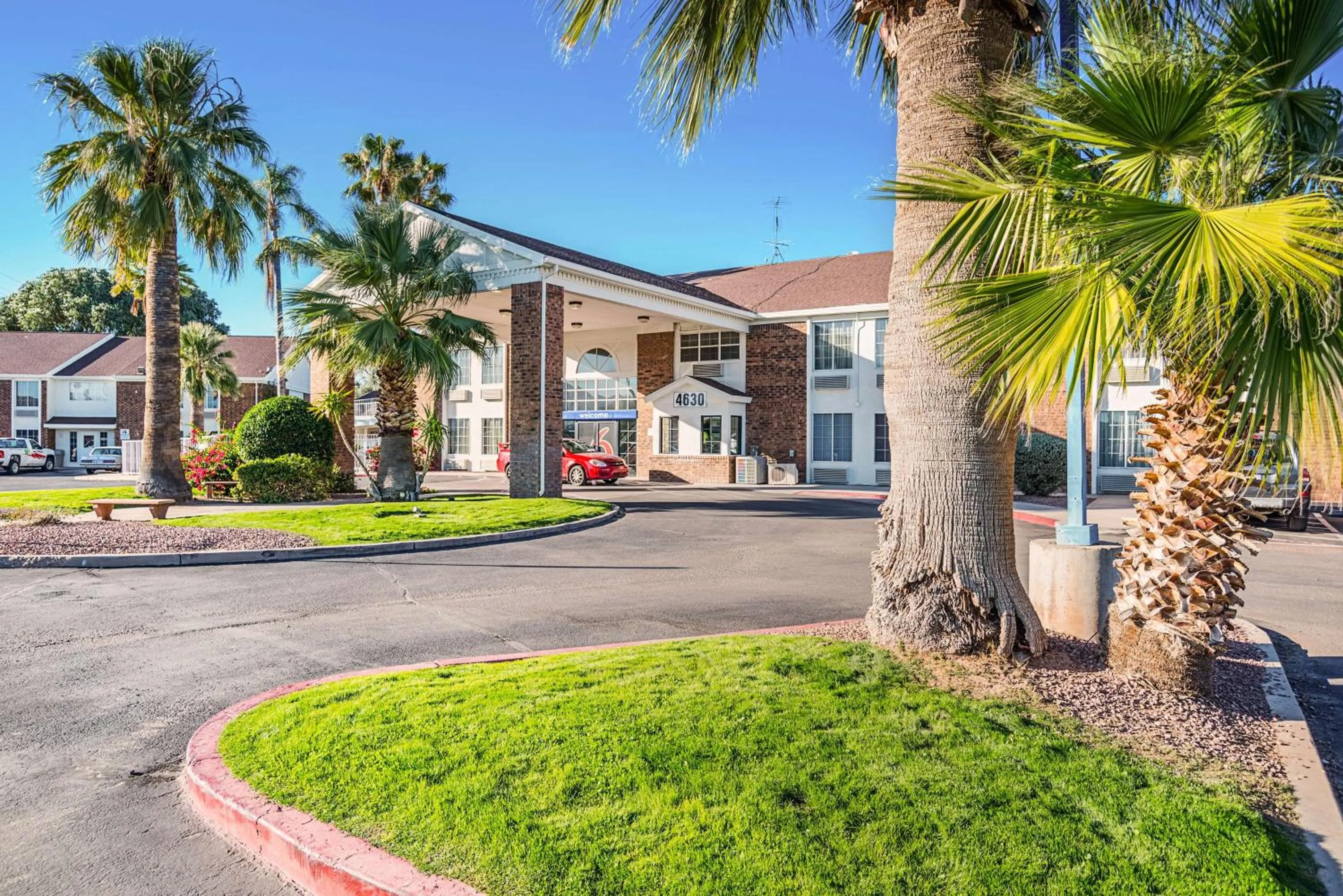 Property building in Studio 6 Tucson, AZ - North