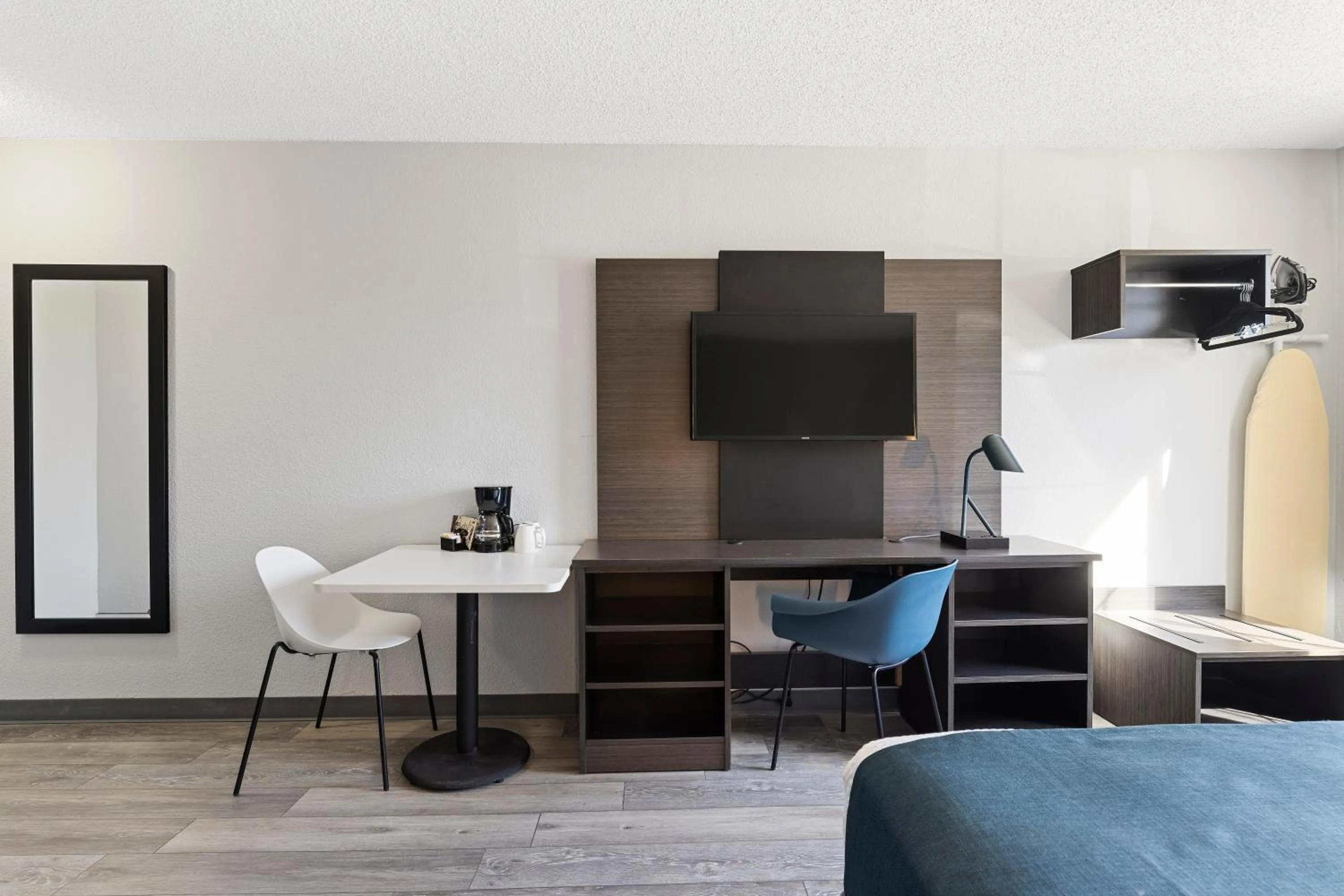 TV and multimedia in Studio 6 Tucson, AZ - North