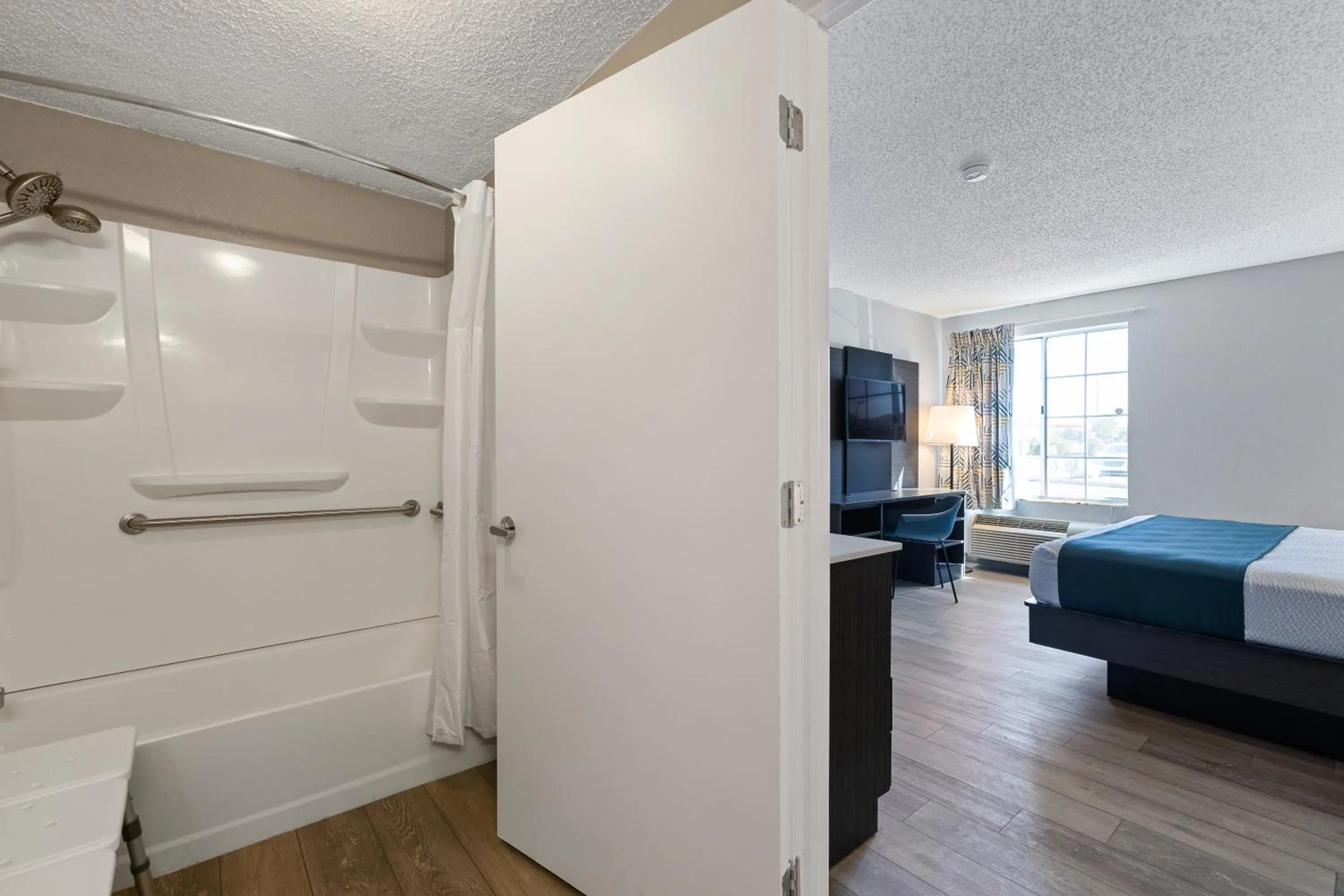 Bathroom, Bed in Studio 6 Tucson, AZ - North