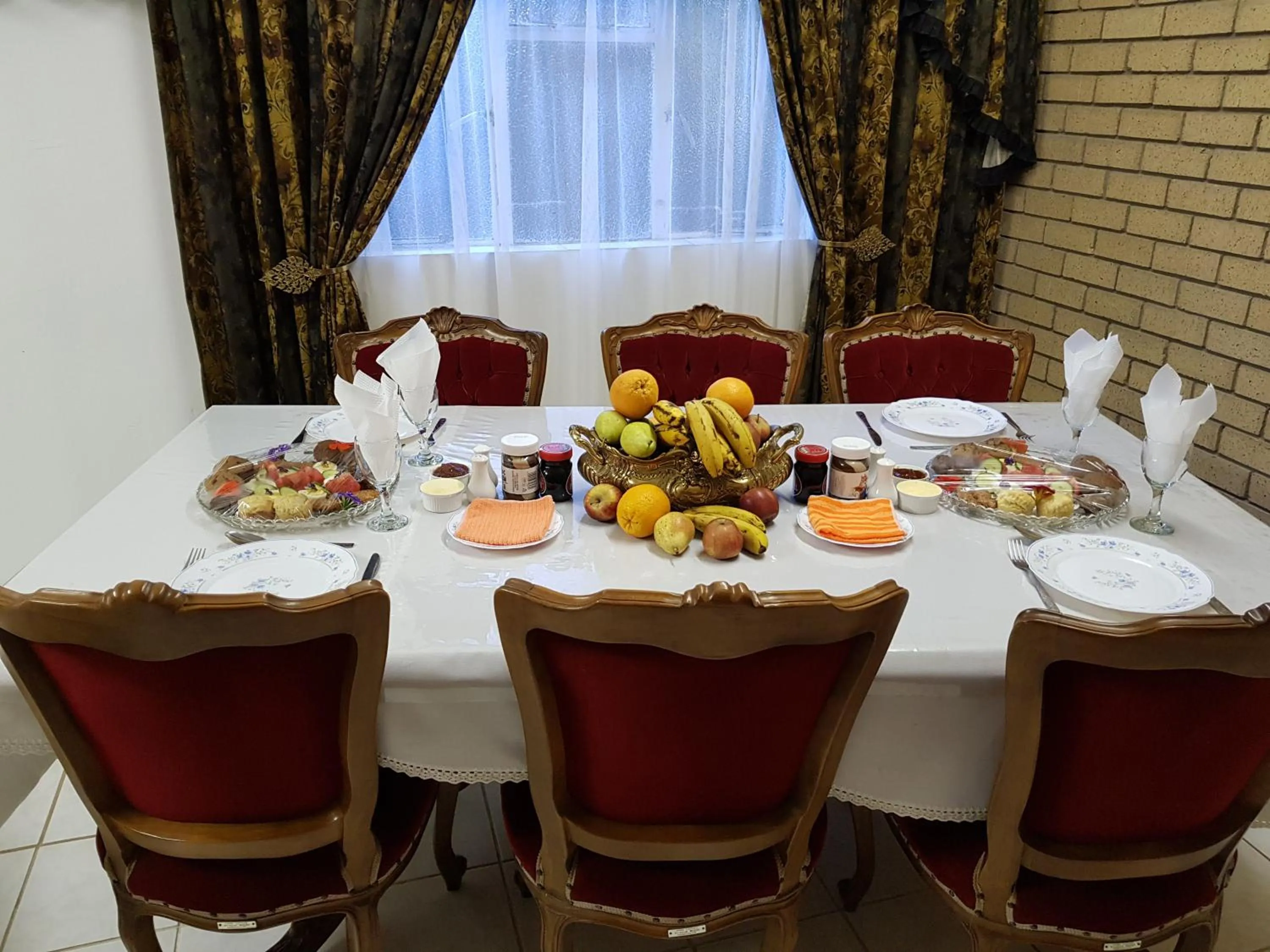 Continental breakfast in Mountain View Country Estate