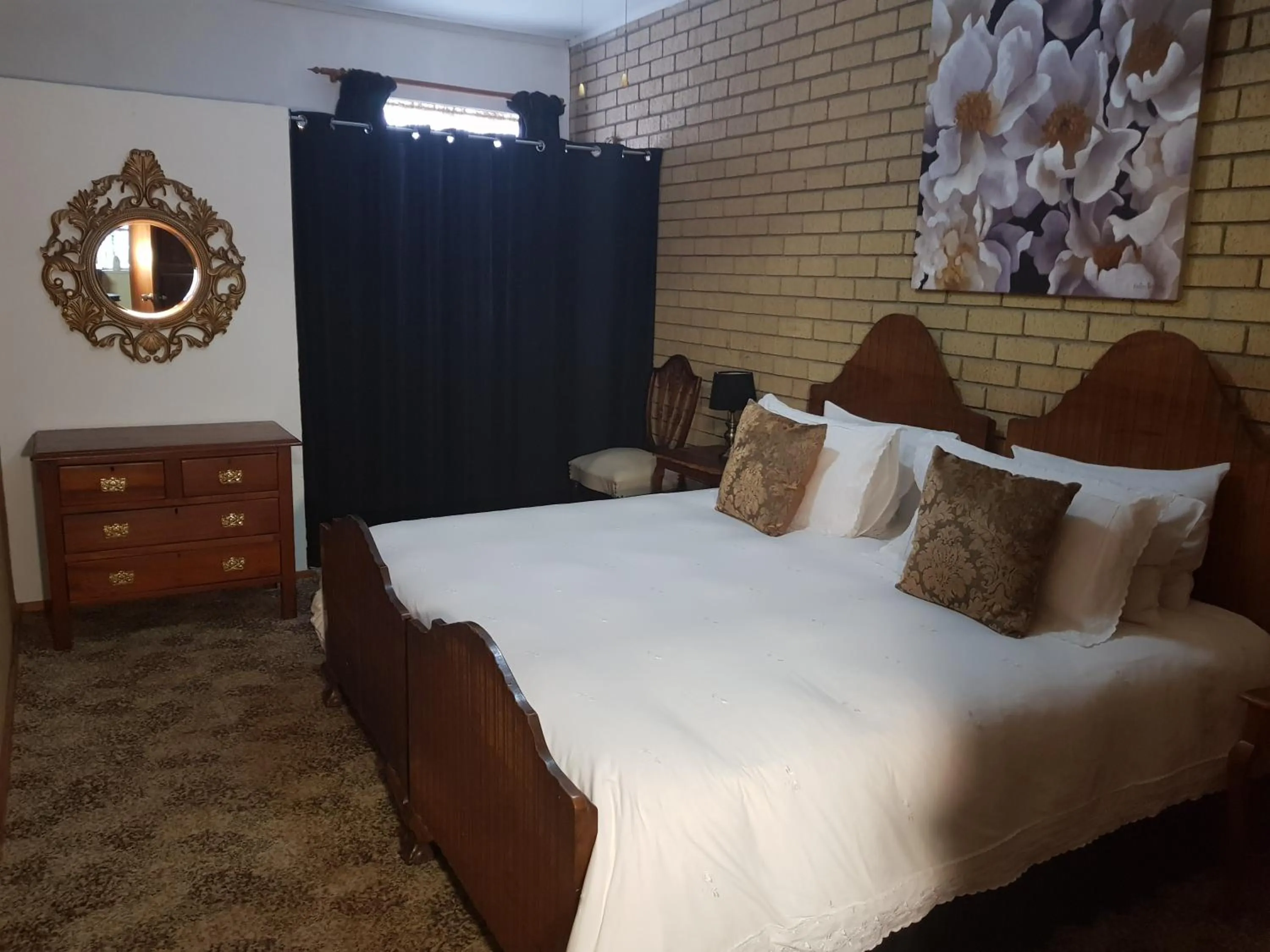 Photo of the whole room, Bed in Mountain View Country Estate