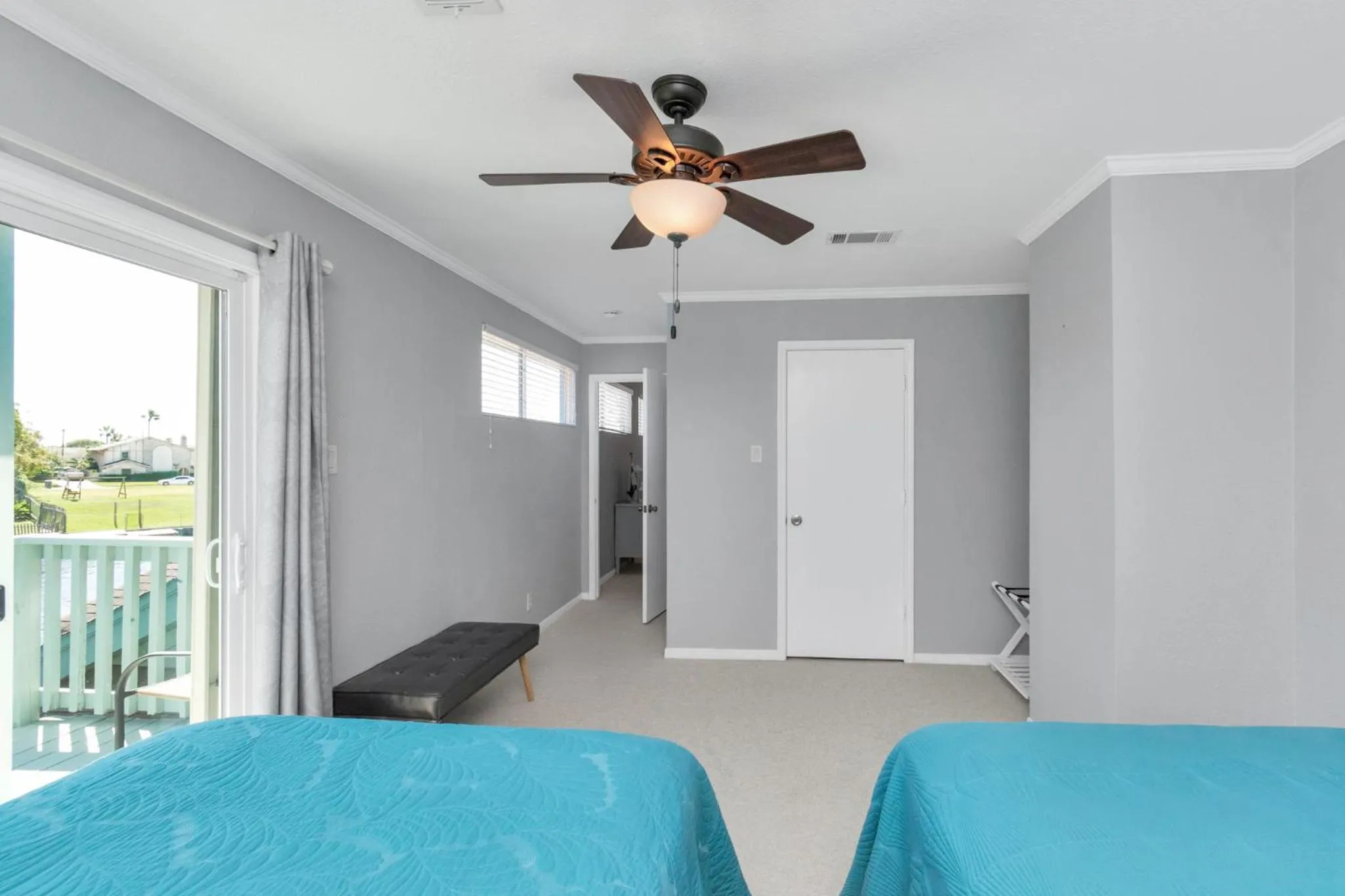 Bed in Beauty on the Water! Lake House near the beaches!