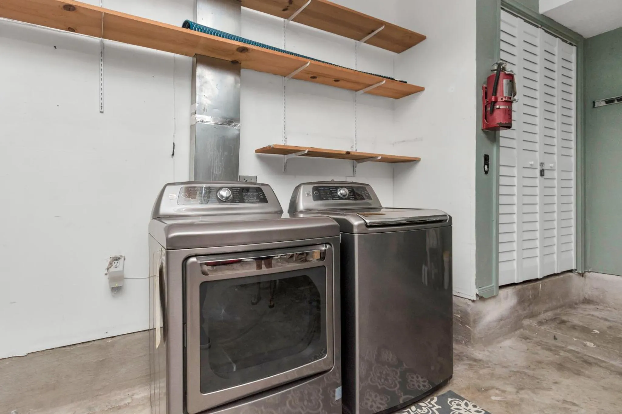 Beauty on the Water! Lake House near the beaches!