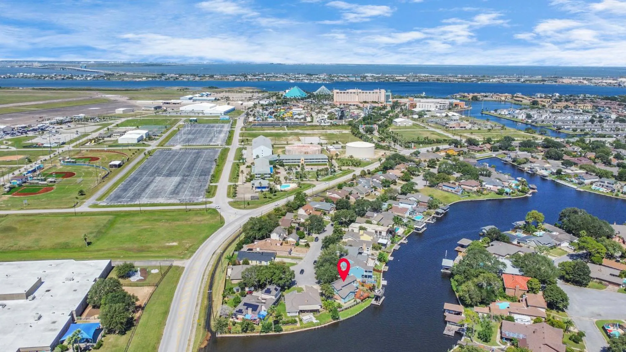Beauty on the Water! Lake House near the beaches!