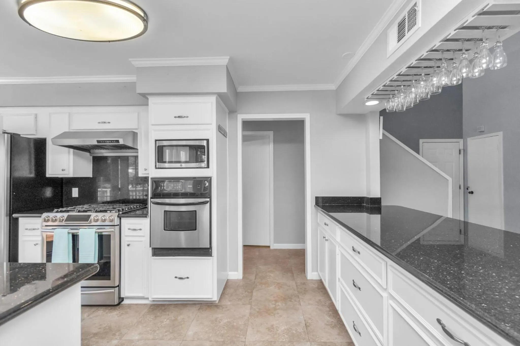 Beauty on the Water! Lake House near the beaches!