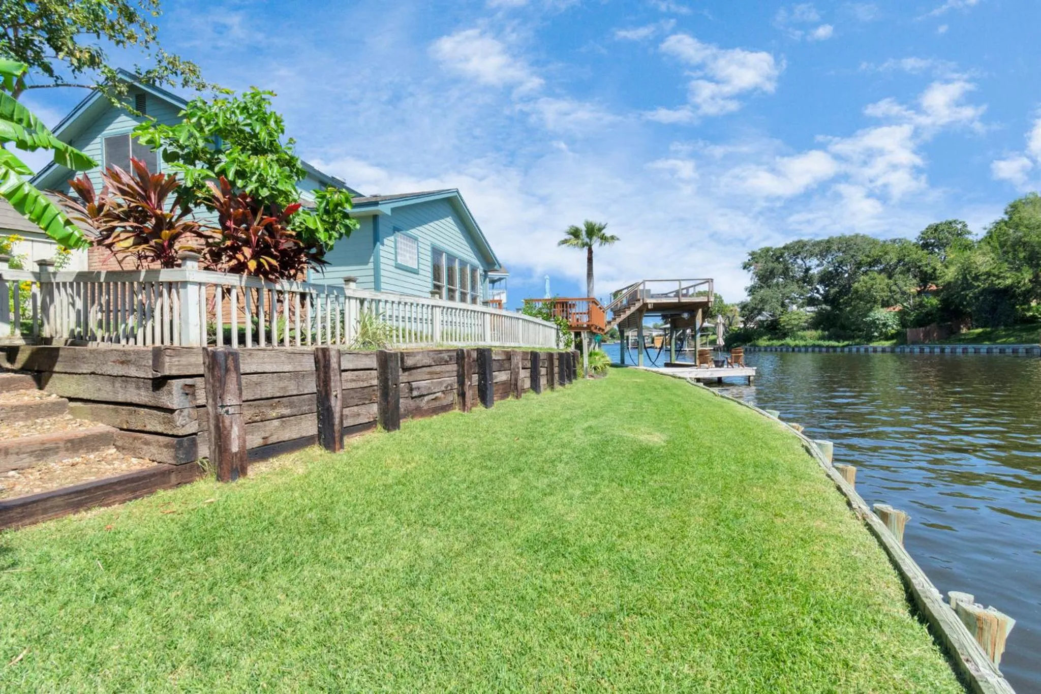 Beauty on the Water! Lake House near the beaches!