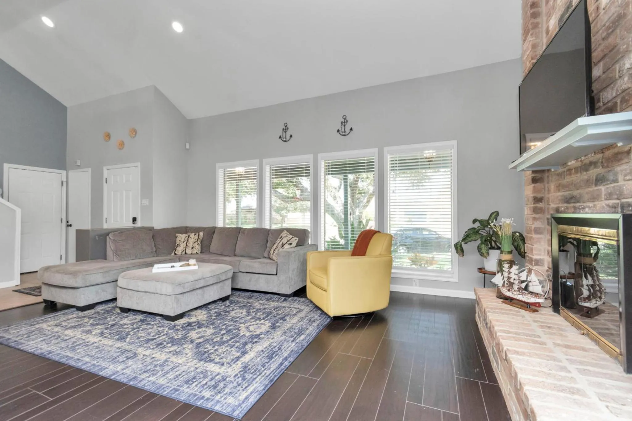 Beauty on the Water! Lake House near the beaches!