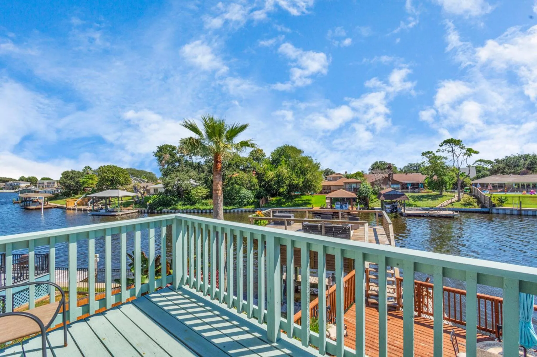 Beauty on the Water! Lake House near the beaches!