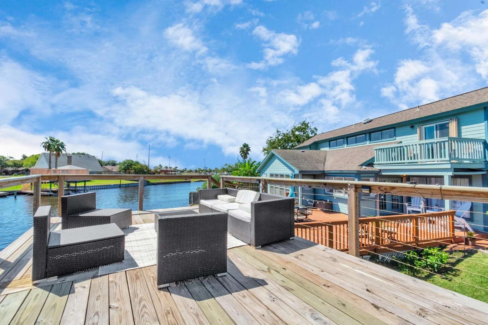 Beauty on the Water! Lake House near the beaches!