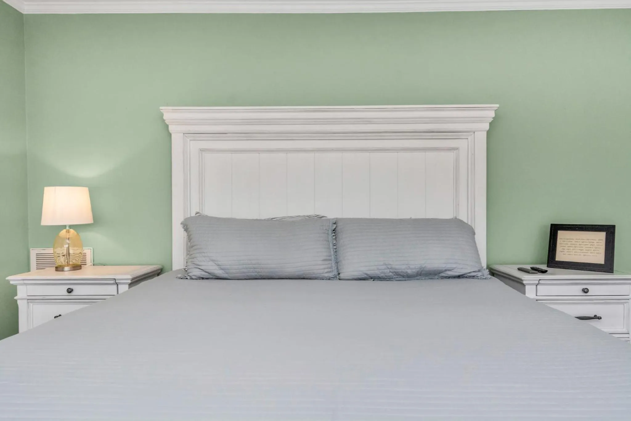 Bed in Beauty on the Water! Lake House near the beaches!