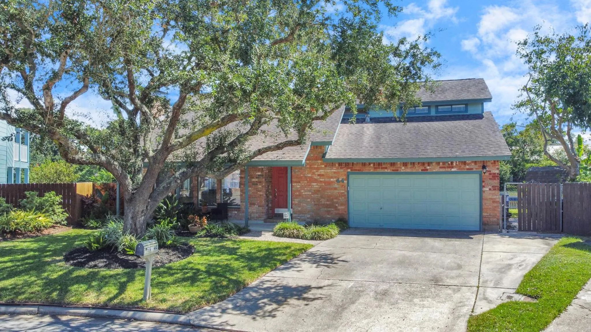 Beauty on the Water! Lake House near the beaches!