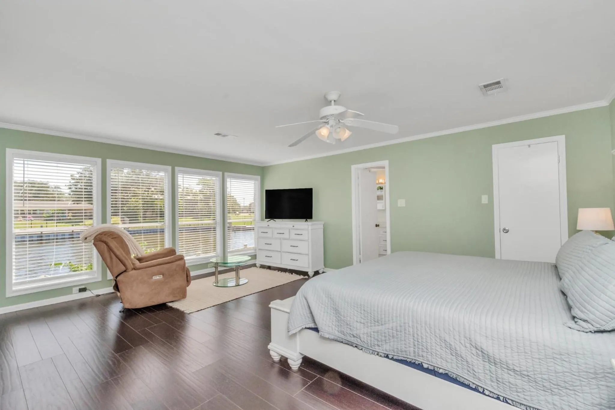 Bed in Beauty on the Water! Lake House near the beaches!