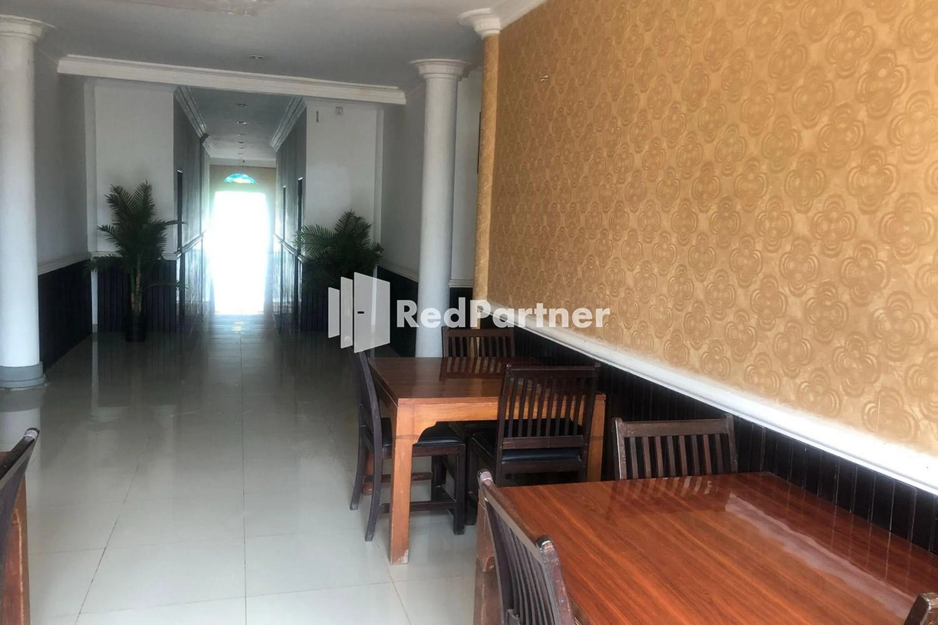 Seating area in Hotel Abna Sangatta Mitra RedDoorz