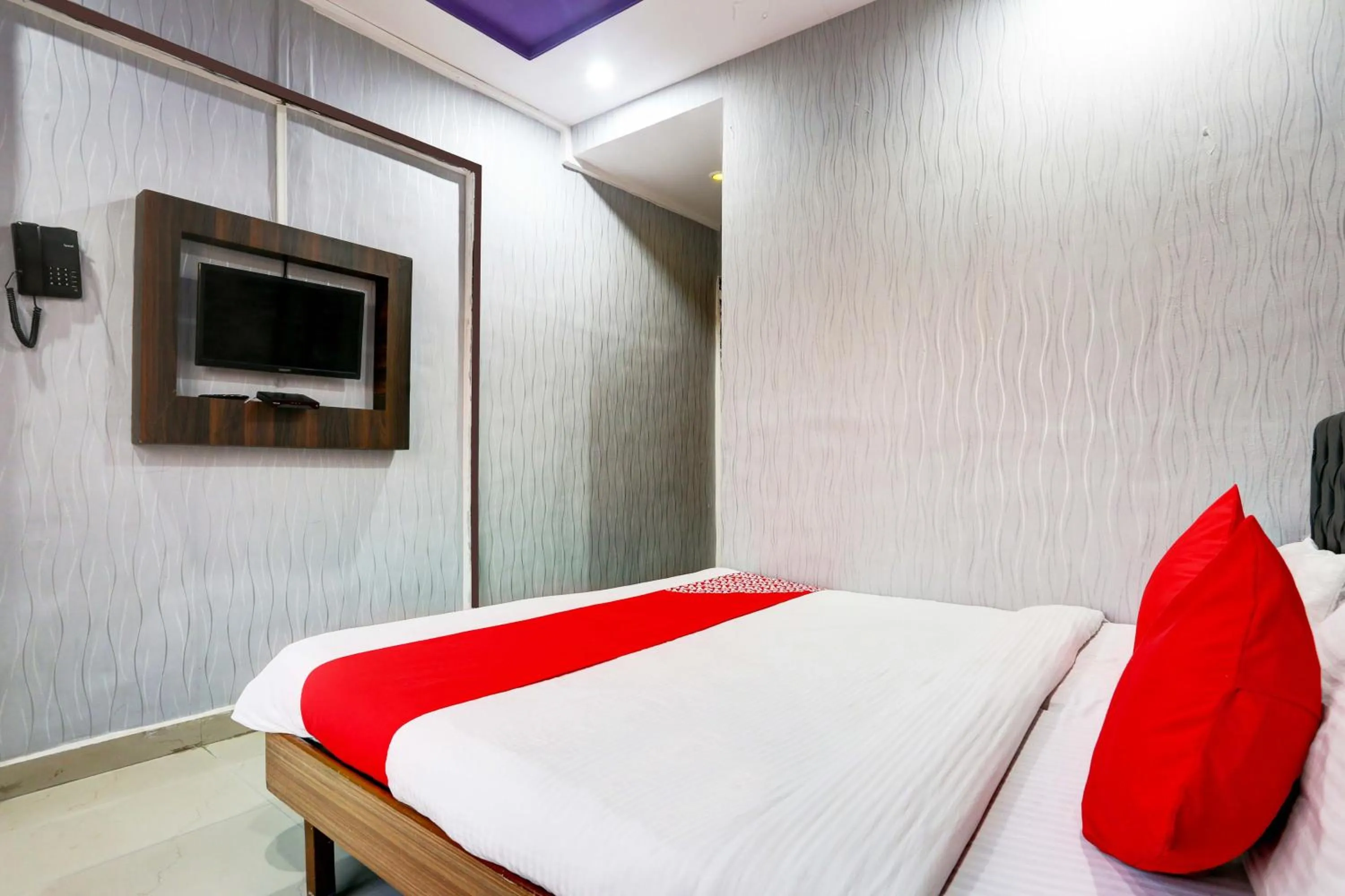 Bedroom, Bed in Super Hotel O Yatri Yadgar