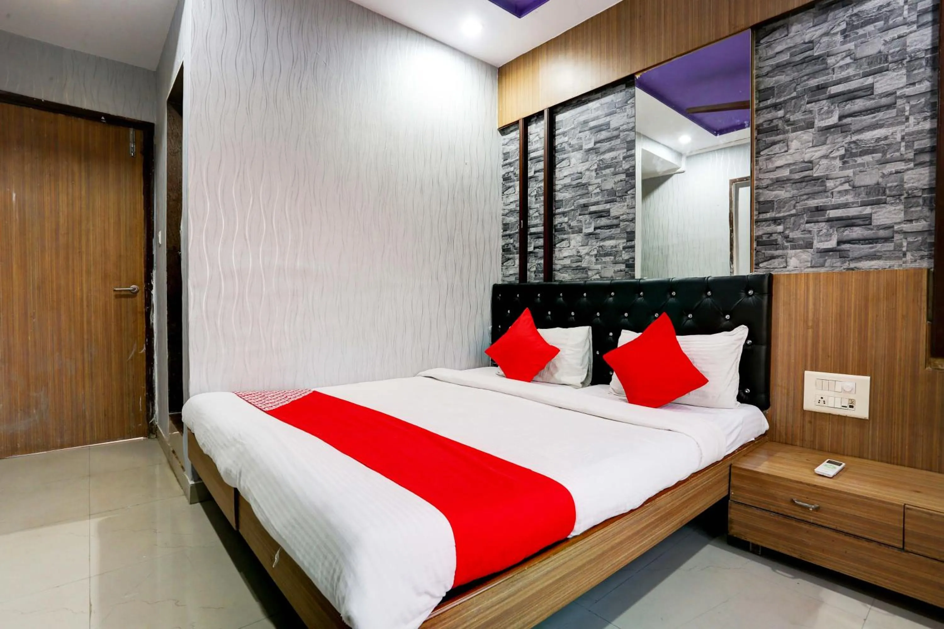 Bedroom, Bed in Super Hotel O Yatri Yadgar