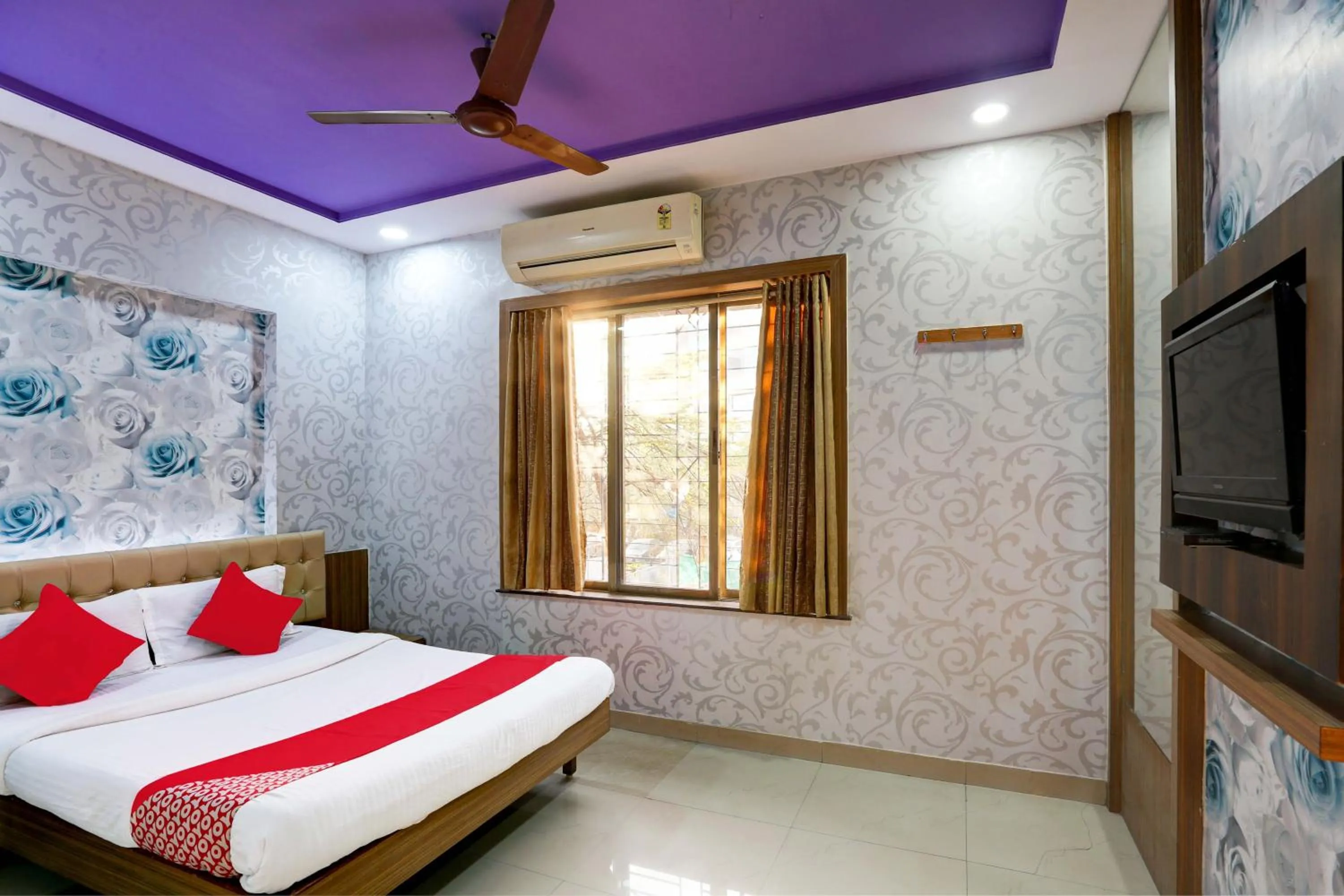 Bathroom, Bed in Super Hotel O Yatri Yadgar