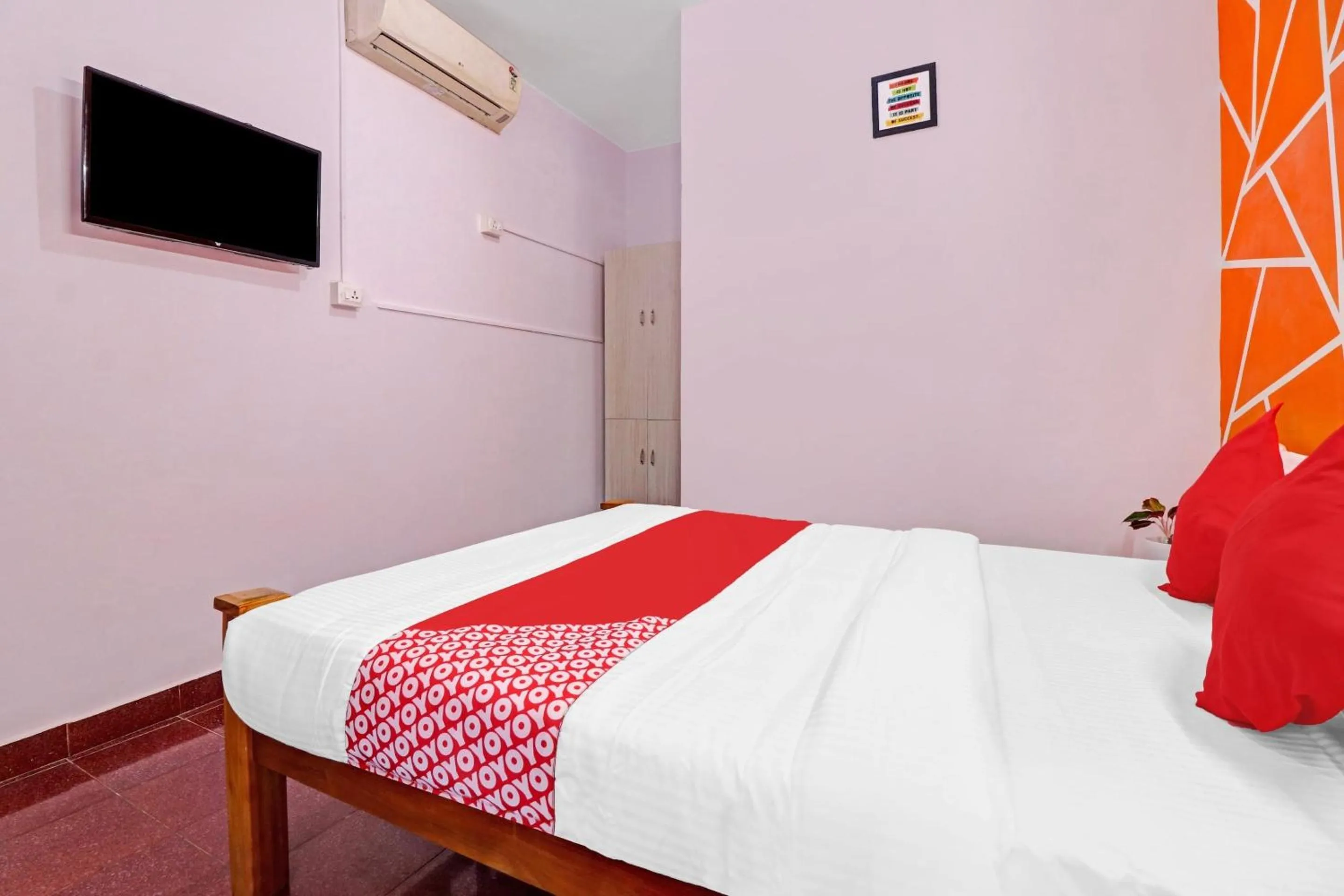 Bathroom, Bed in Hotel O Skywind