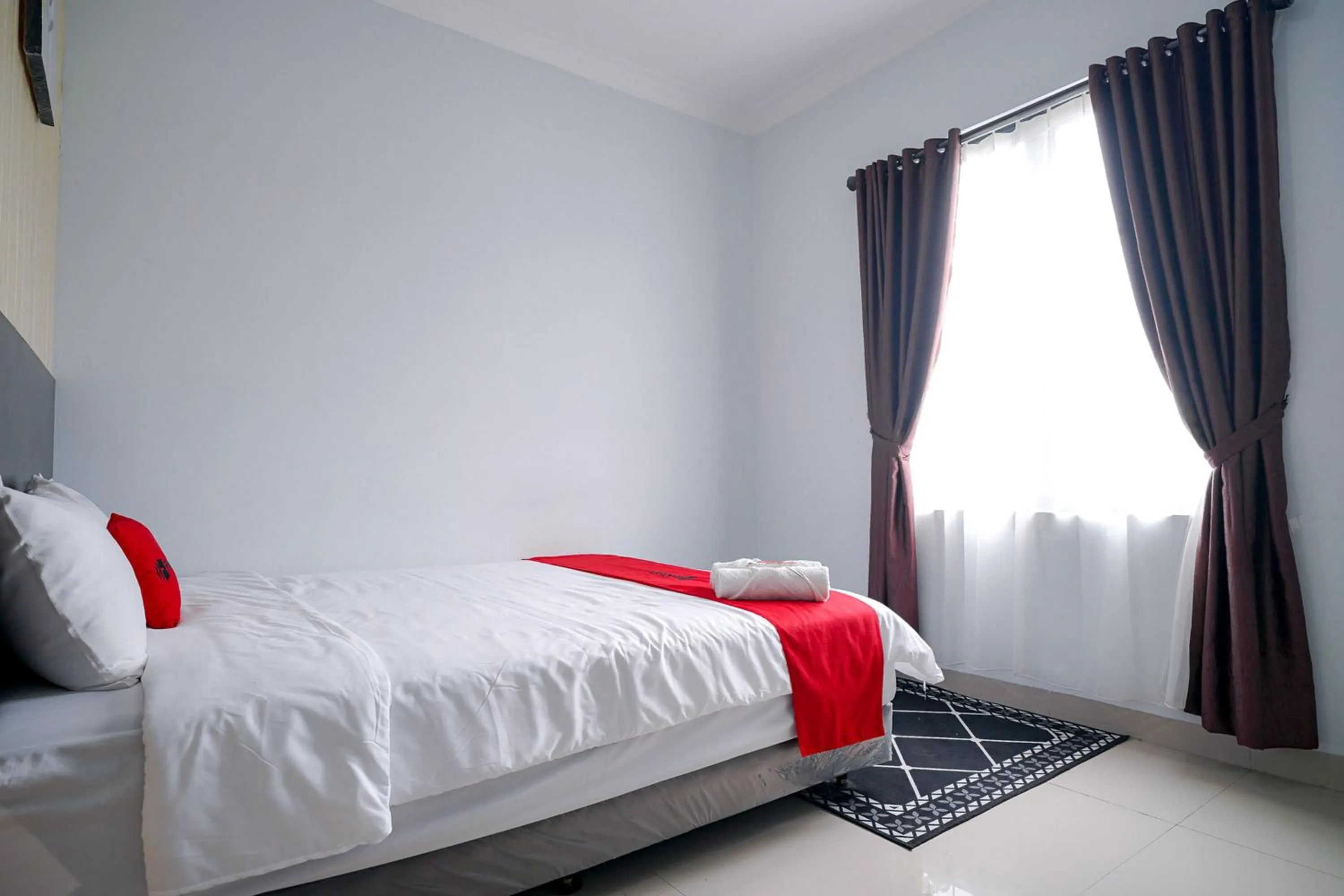 Bedroom, Bed in RedDoorz Premium at Raja Hostel Syariah