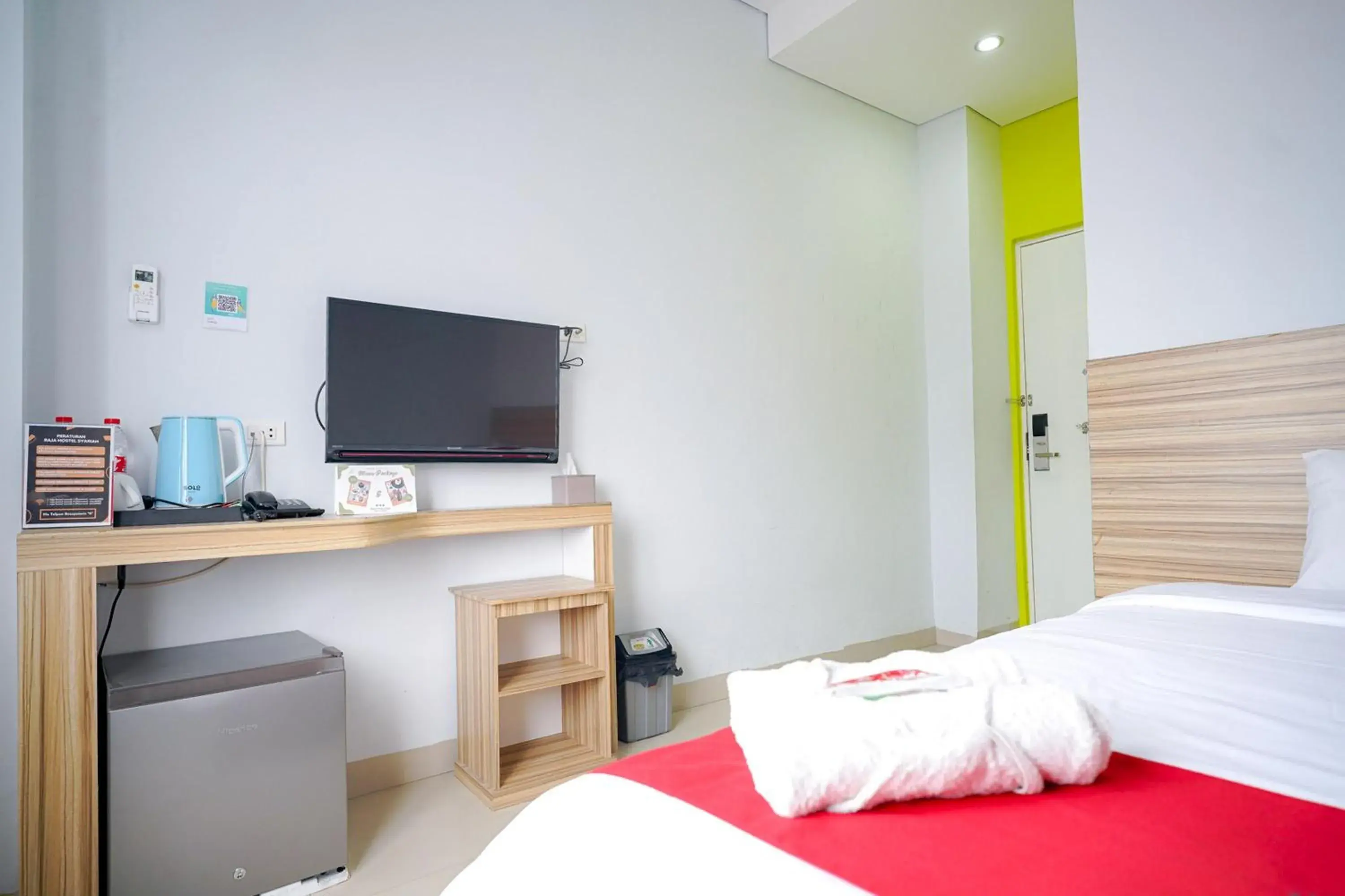 Deluxe Room in RedDoorz Premium at Raja Hostel Syariah Deluxe Room in RedDoorz Premium at Raja Hostel Syariah