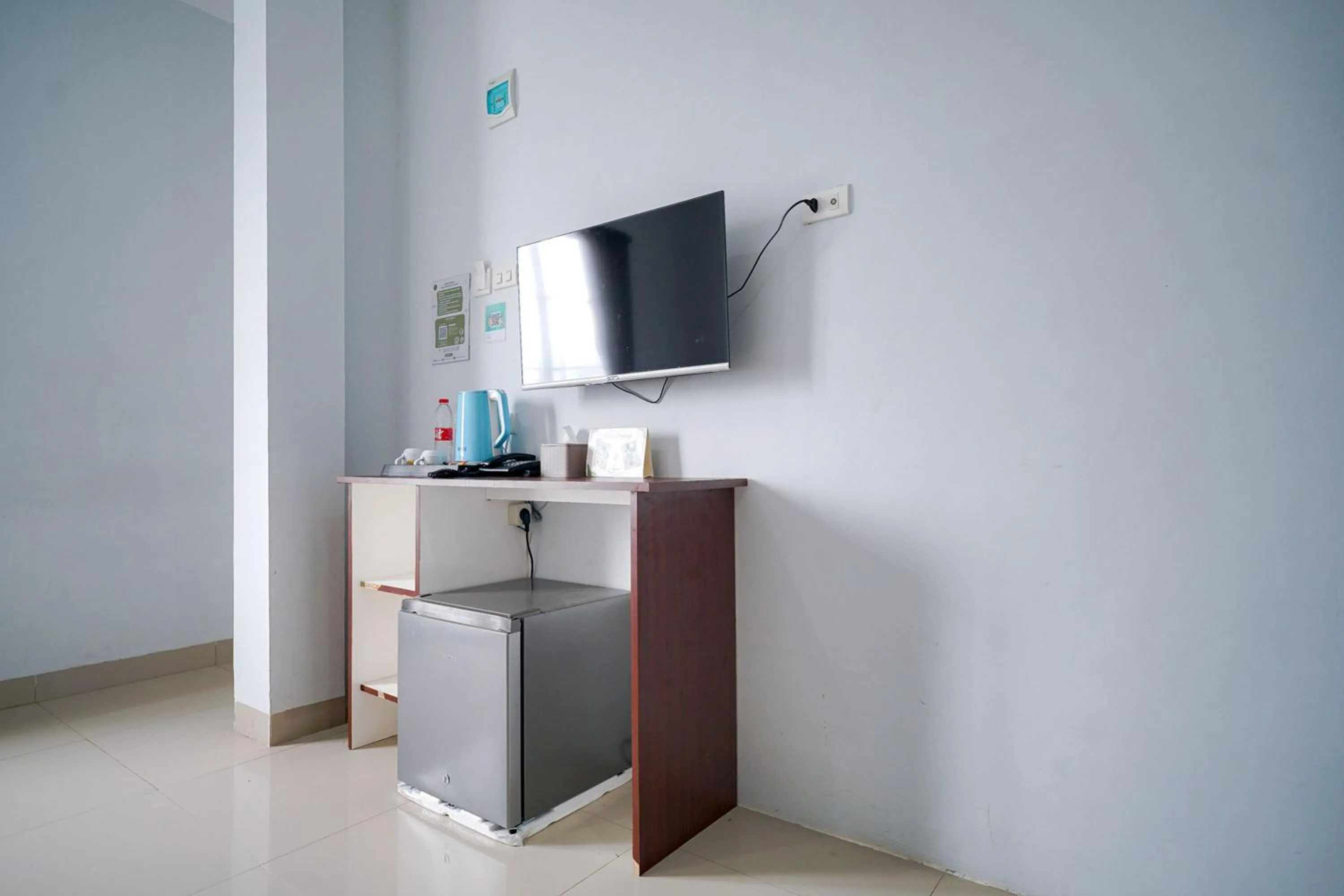 TV and multimedia in RedDoorz Premium at Raja Hostel Syariah