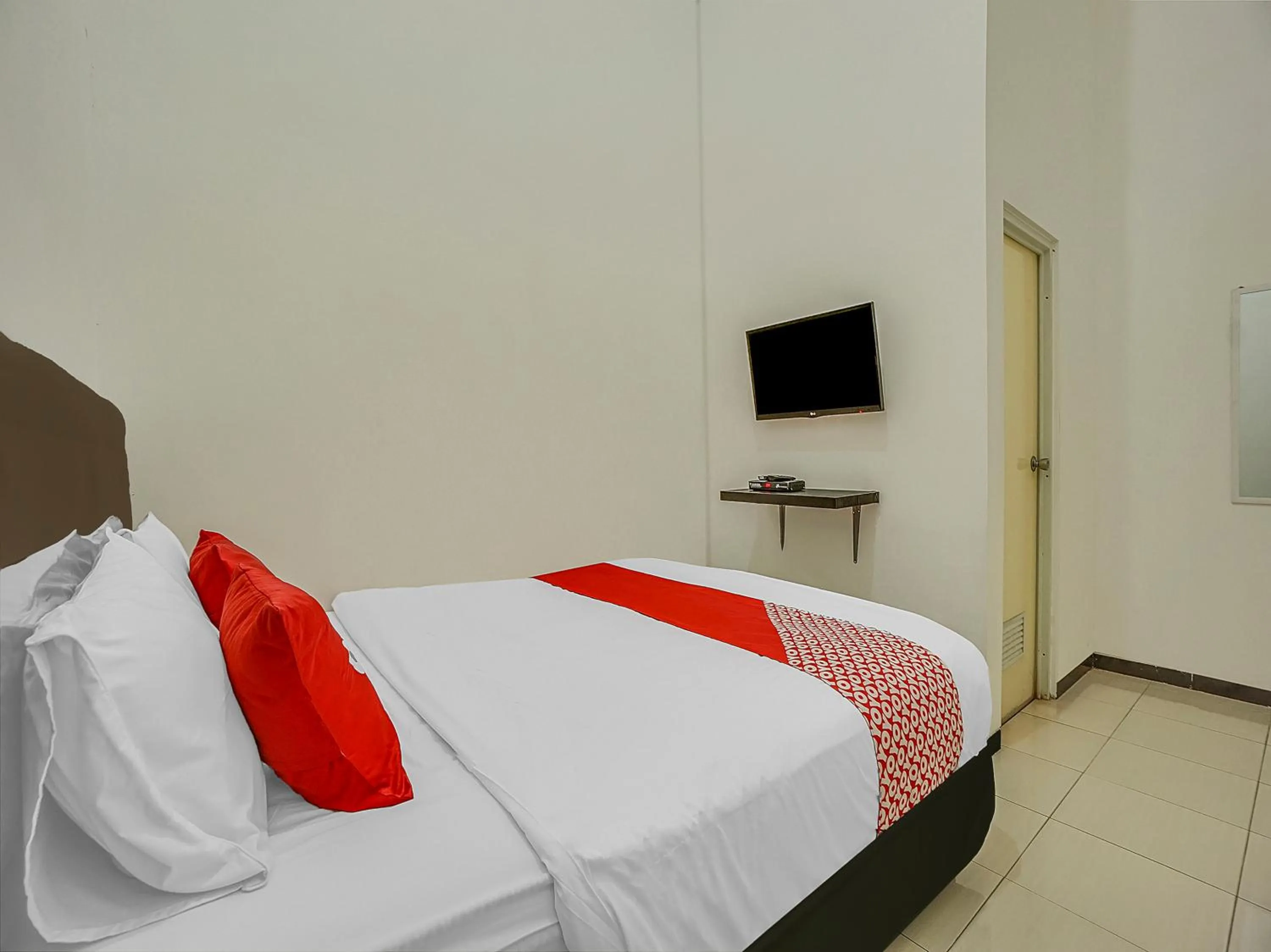 Bedroom, Bed in Hotel O Happy Homestay Syariah