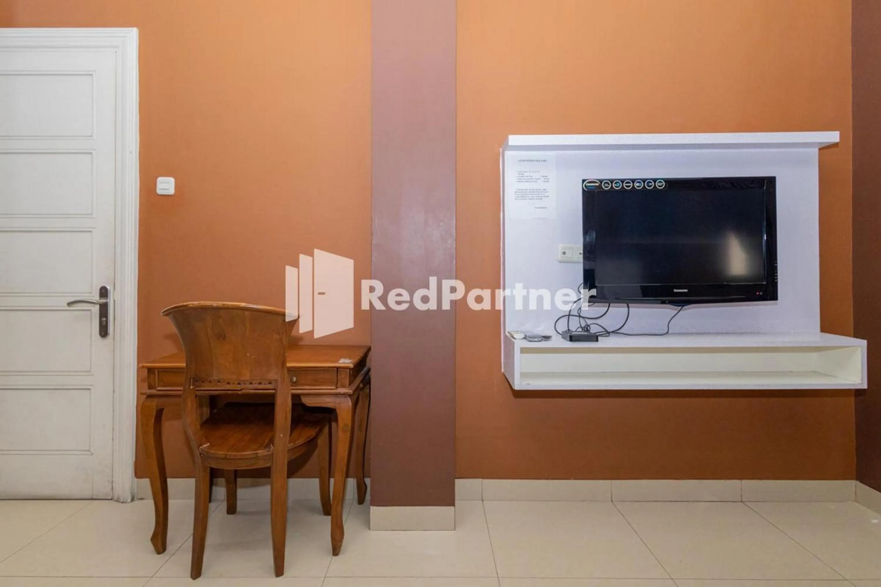 TV and multimedia in Star Hotel Jaksa Mitra RedDoorz