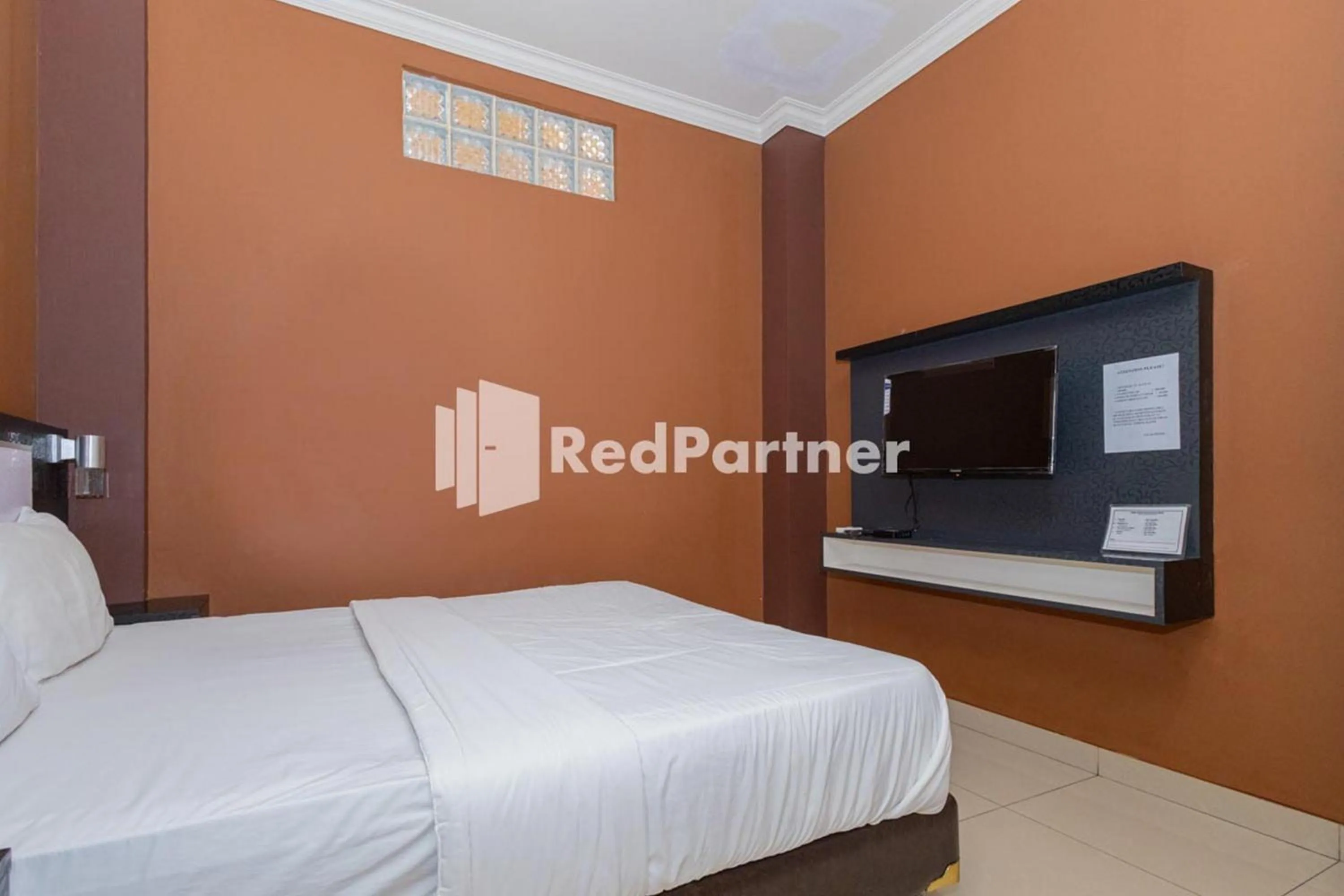 Bed in Star Hotel Jaksa Mitra RedDoorz