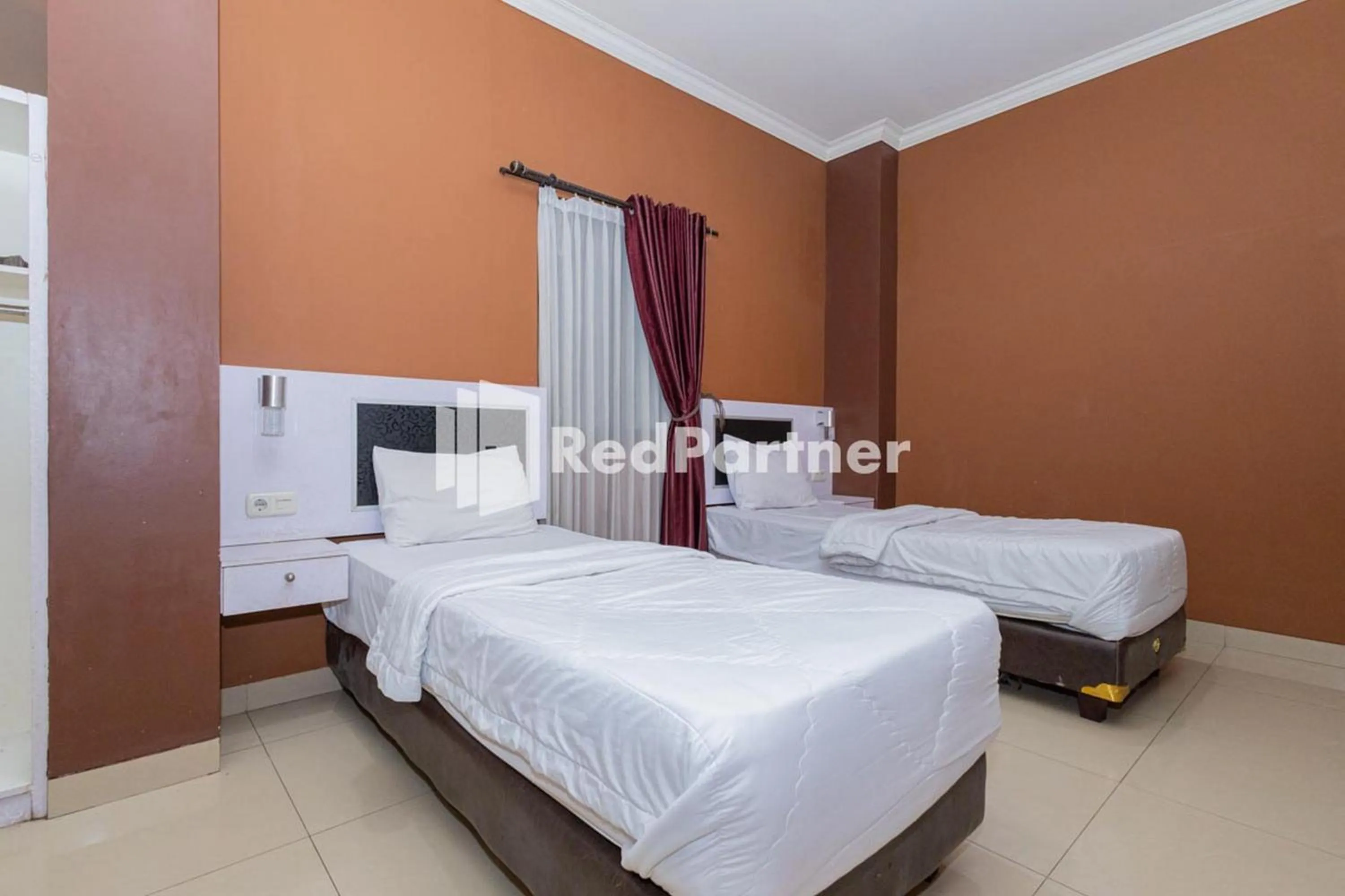 Bed in Star Hotel Jaksa Mitra RedDoorz