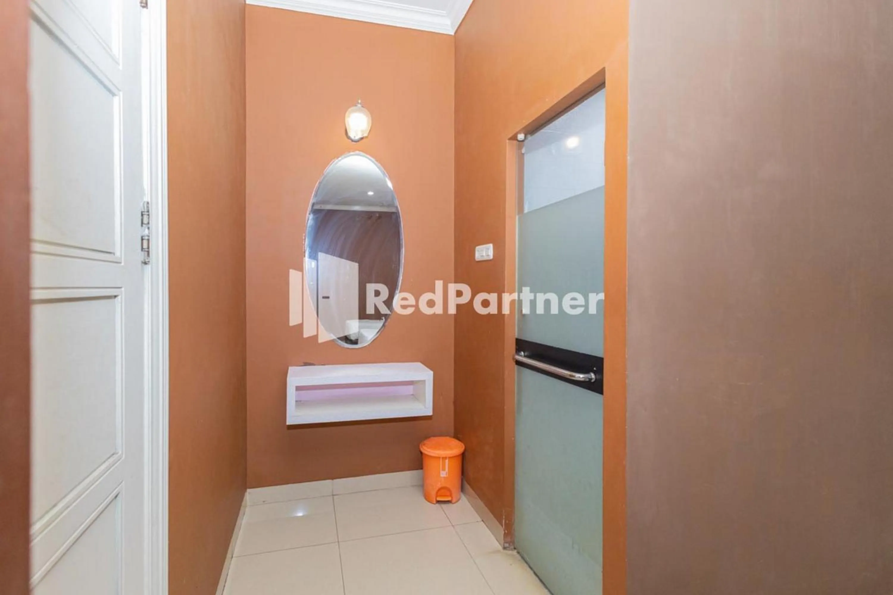 Bedroom in Star Hotel Jaksa Mitra RedDoorz