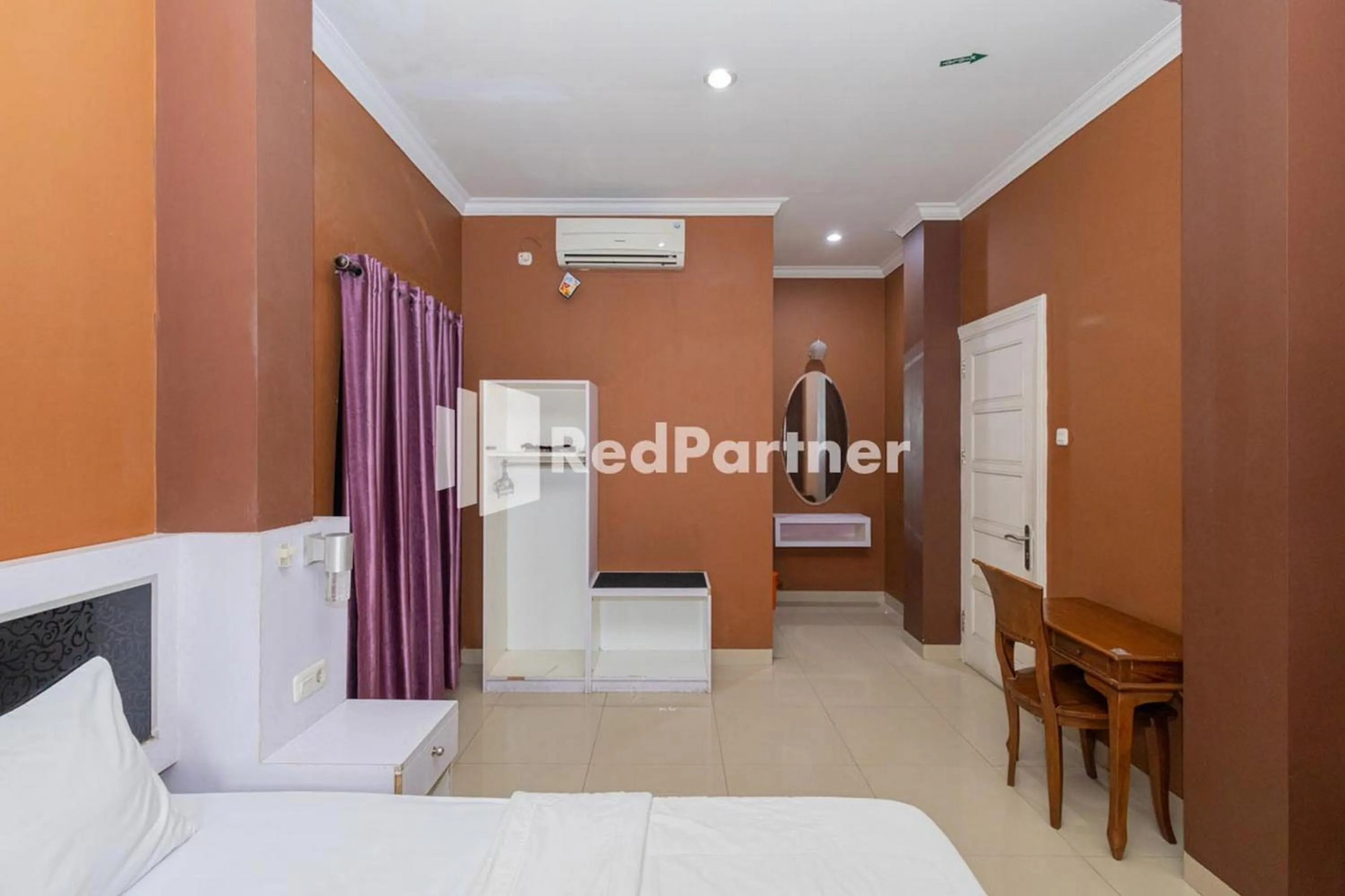 Bed in Star Hotel Jaksa Mitra RedDoorz