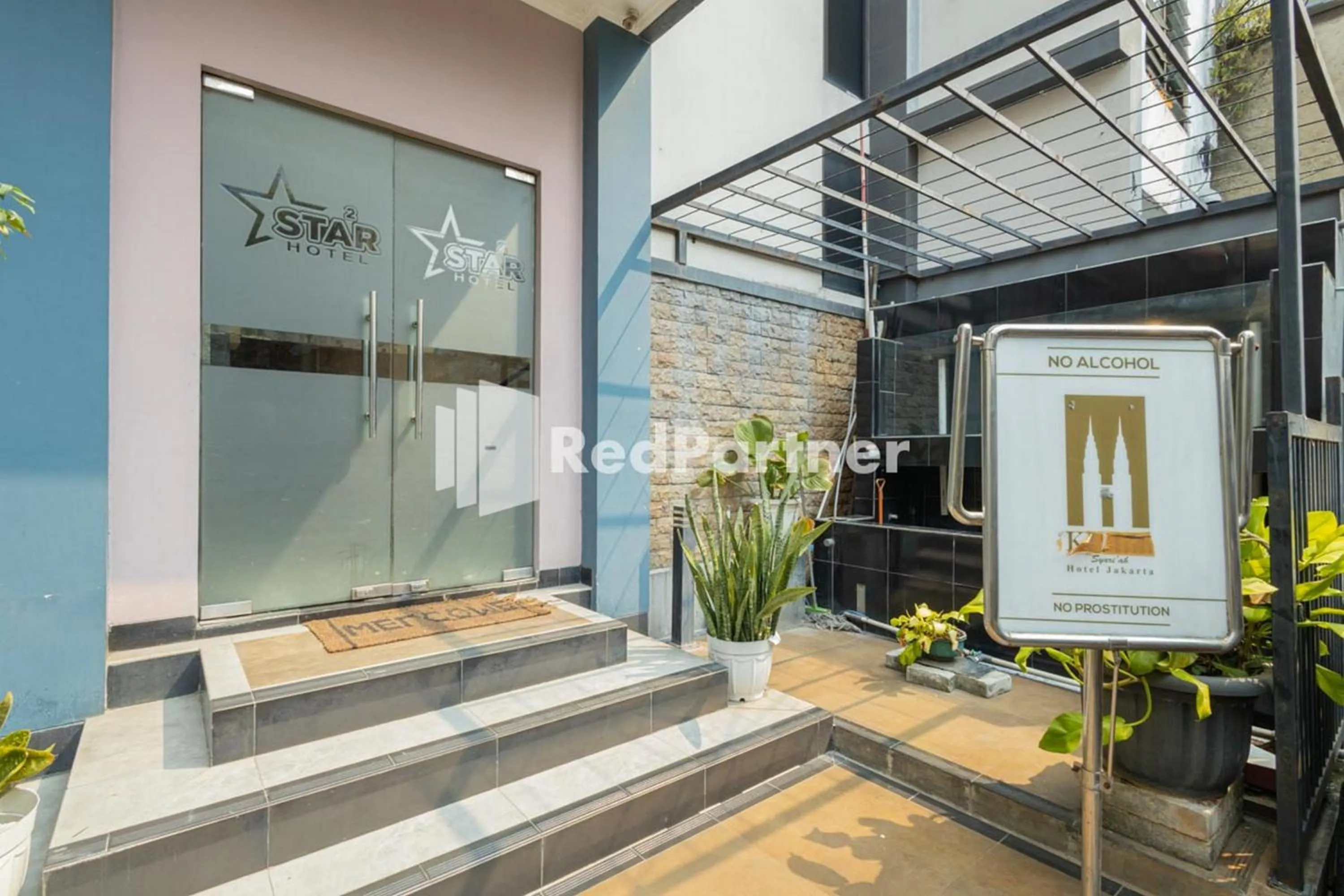 Facade/entrance in Star Hotel Jaksa Mitra RedDoorz