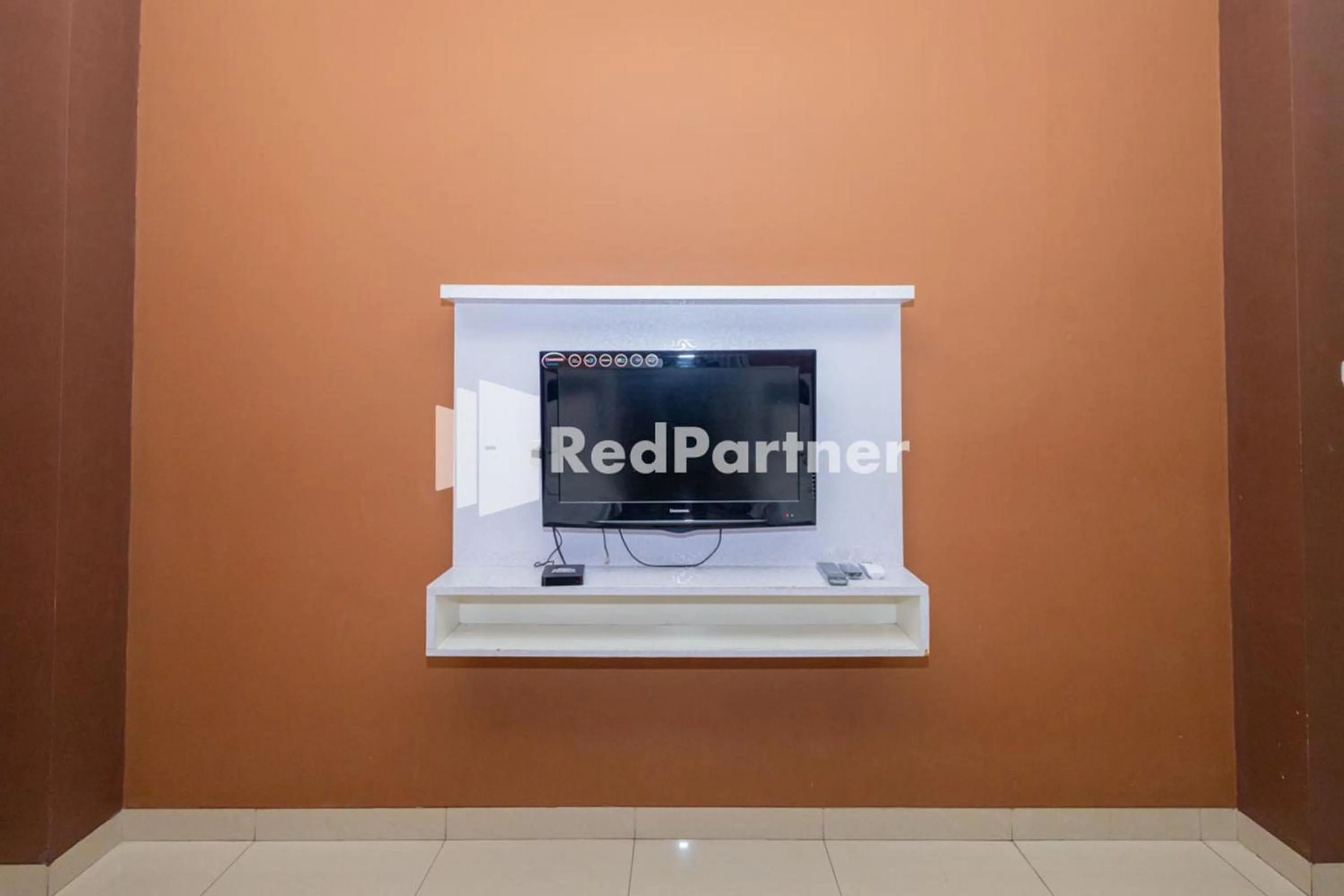 TV and multimedia in Star Hotel Jaksa Mitra RedDoorz