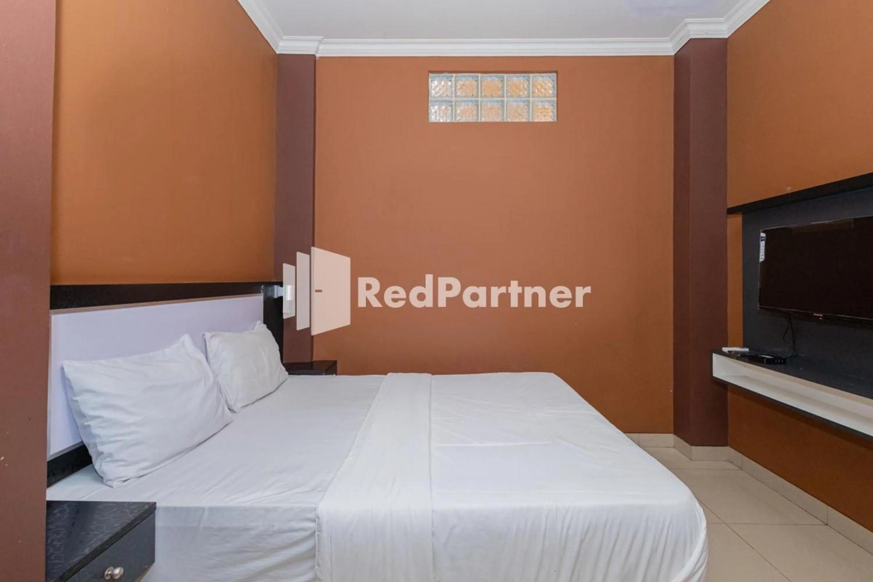 Bed in Star Hotel Jaksa Mitra RedDoorz