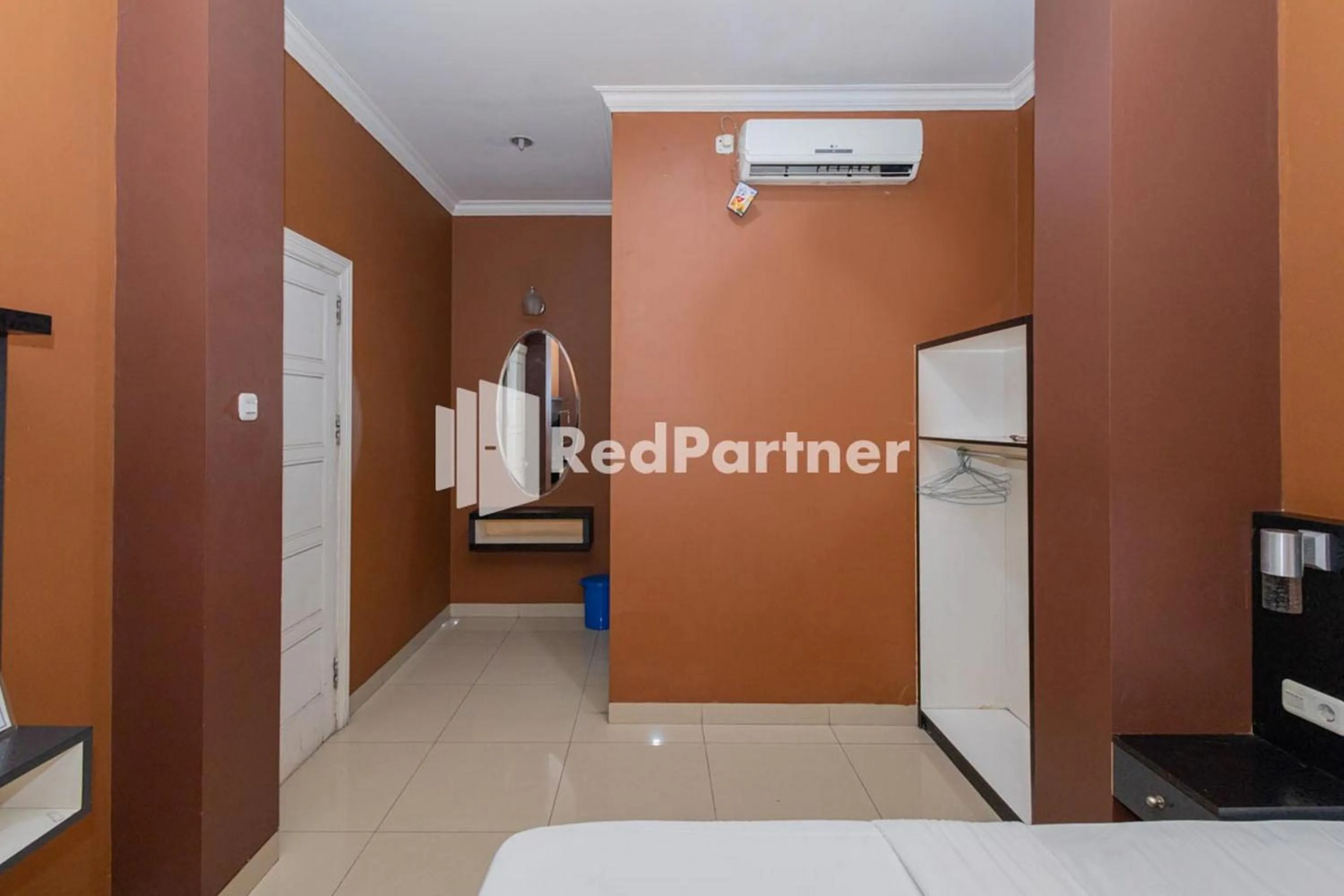 Bed in Star Hotel Jaksa Mitra RedDoorz