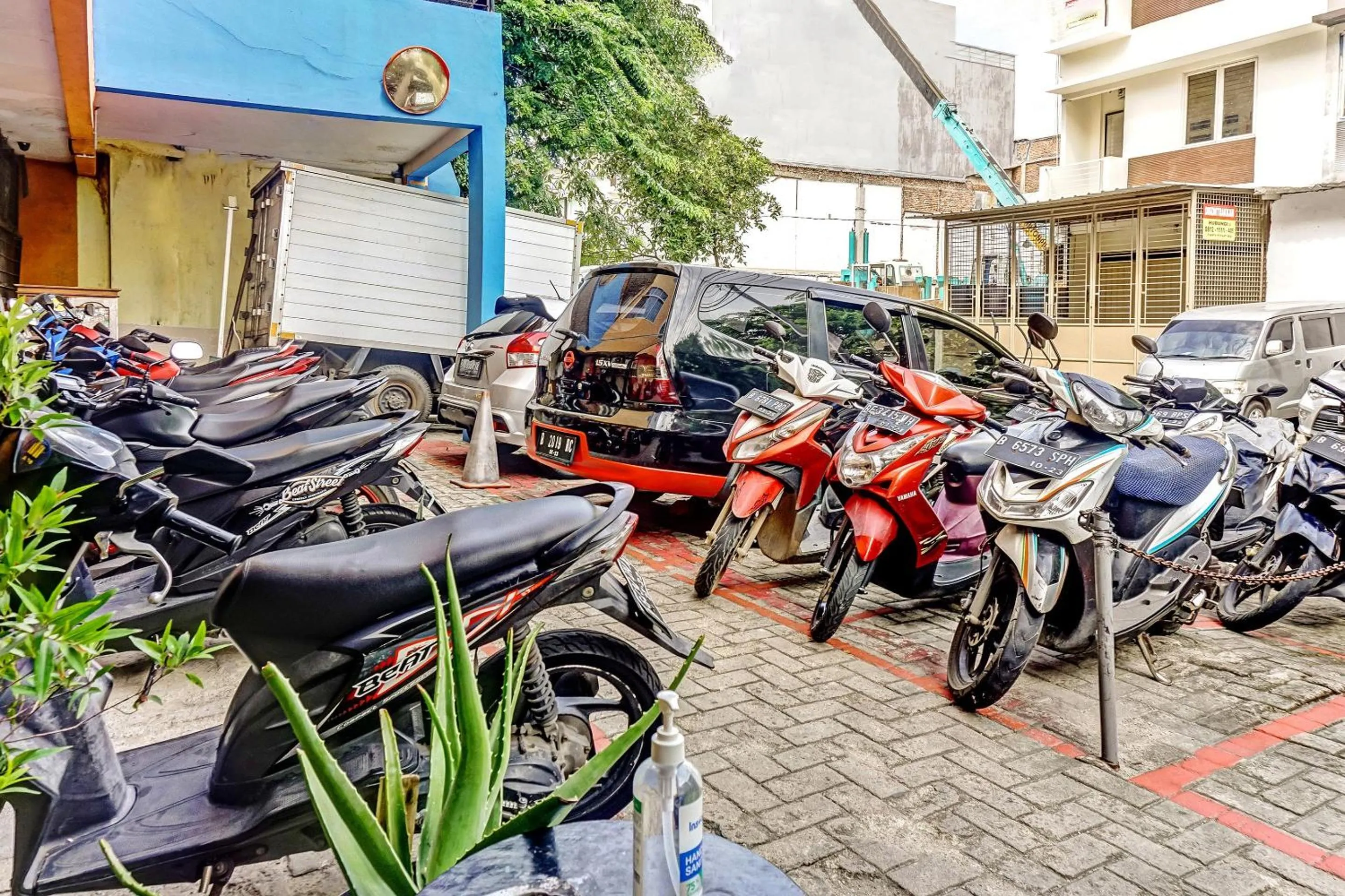 Facade/entrance in Hotel O Point Hostel