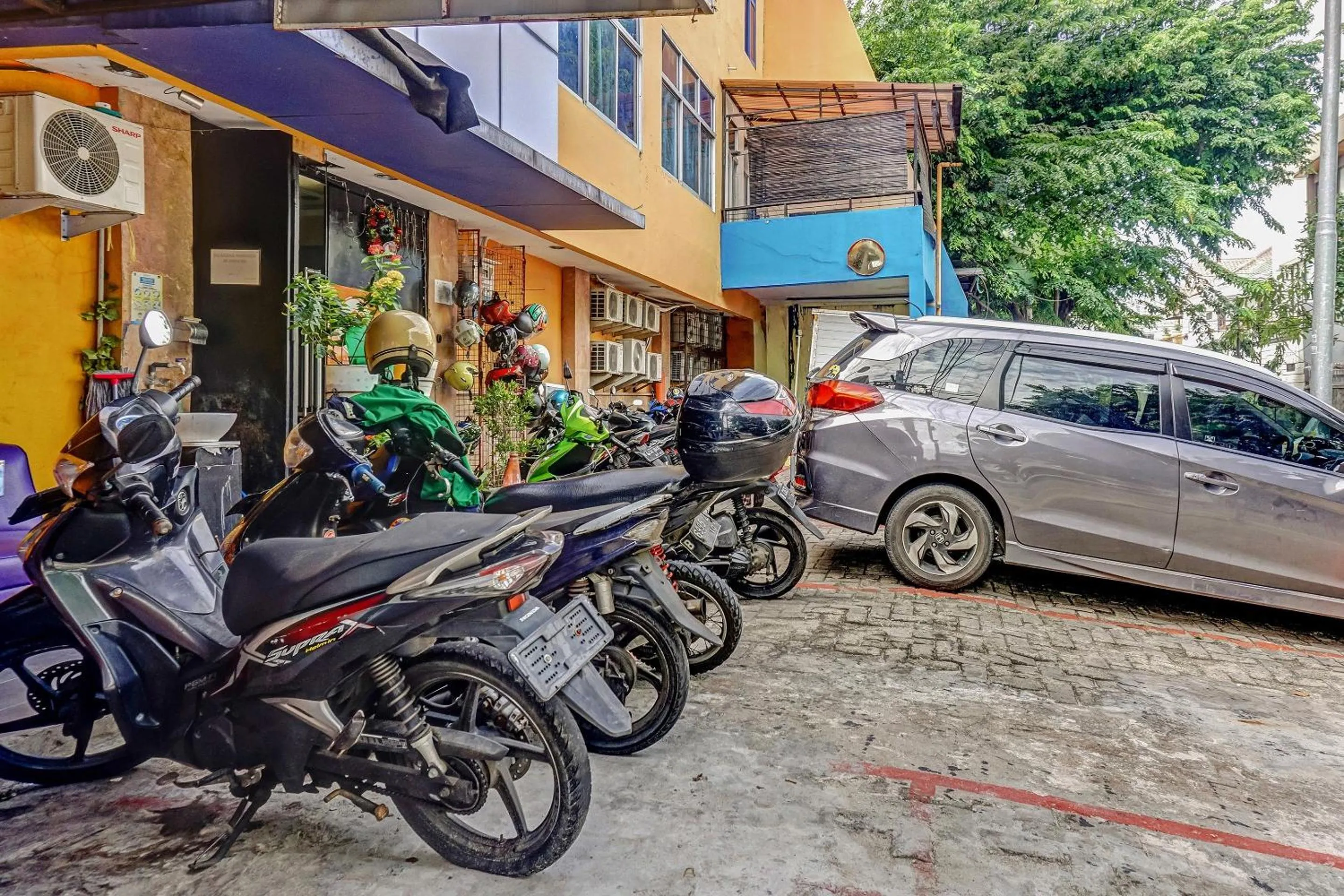 Facade/entrance in Hotel O Point Hostel