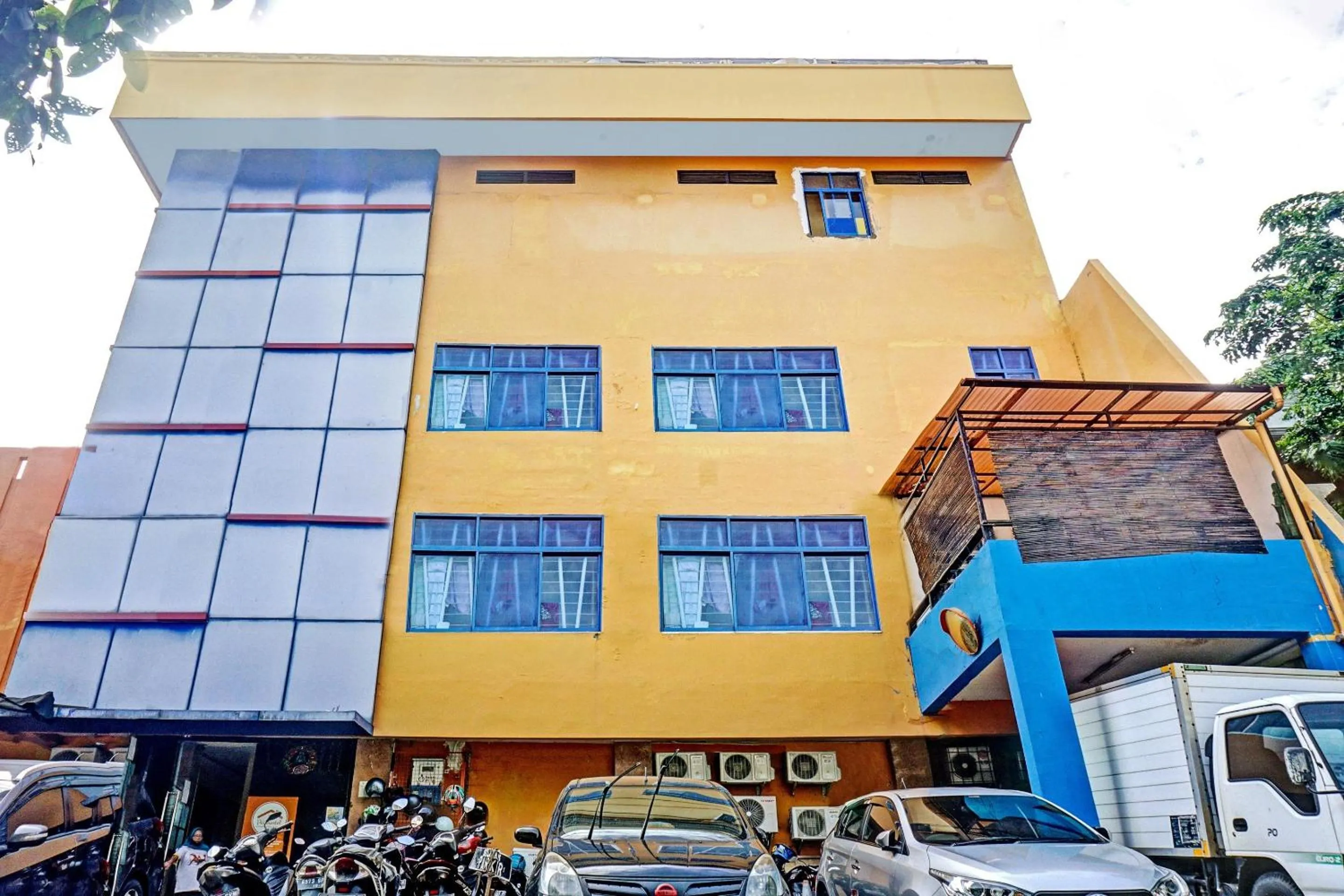 Facade/entrance in Hotel O Point Hostel