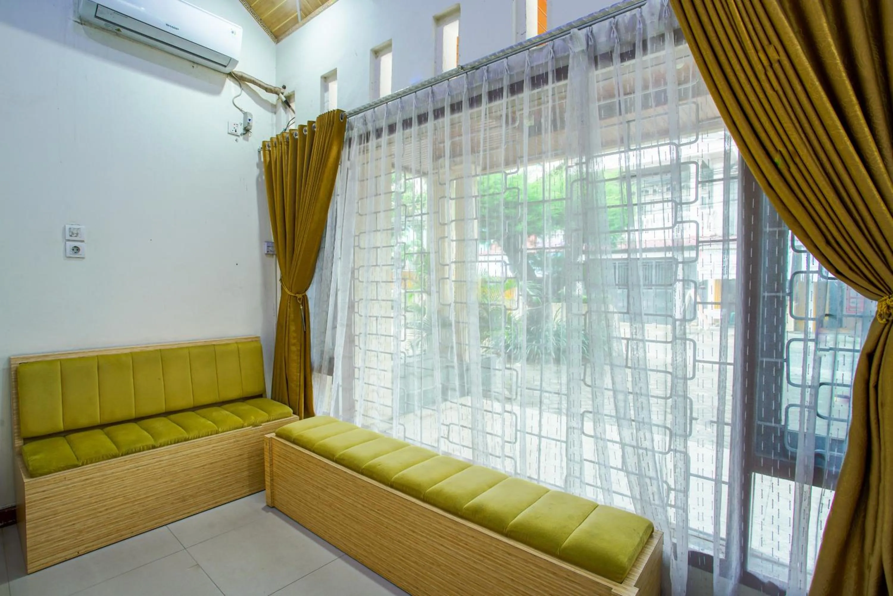 Lobby or reception in Capital O 90643 Suri Guest House Syariah