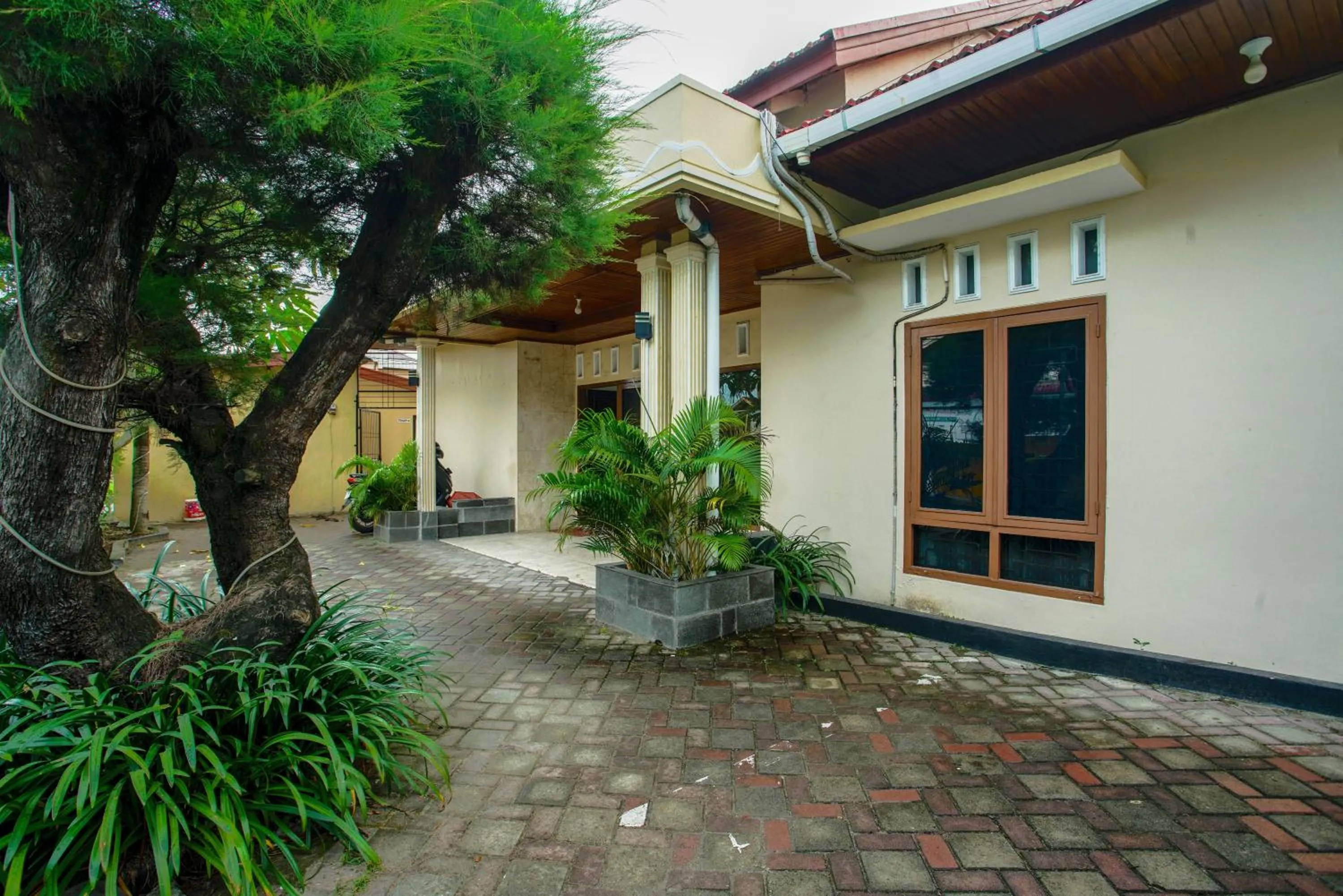 Facade/entrance in Capital O 90643 Suri Guest House Syariah