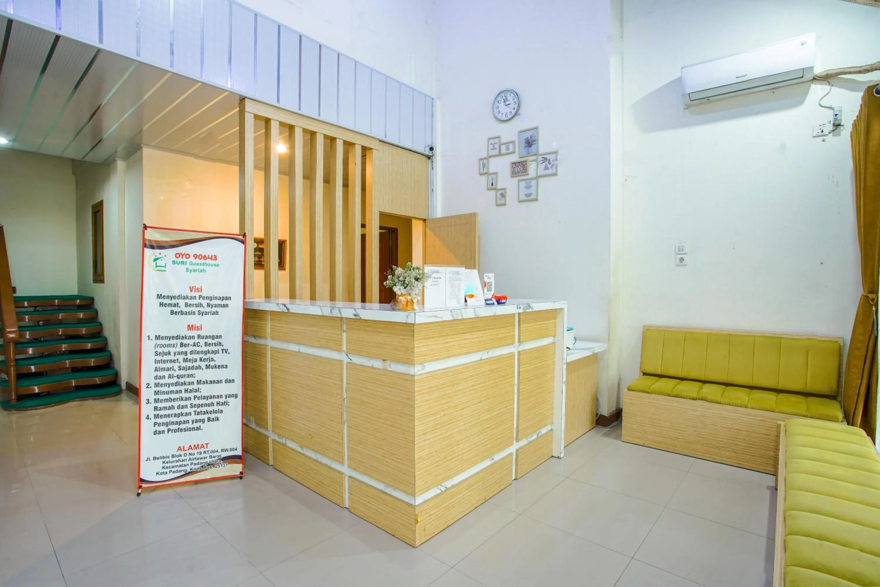 Lobby or reception in Capital O 90643 Suri Guest House Syariah