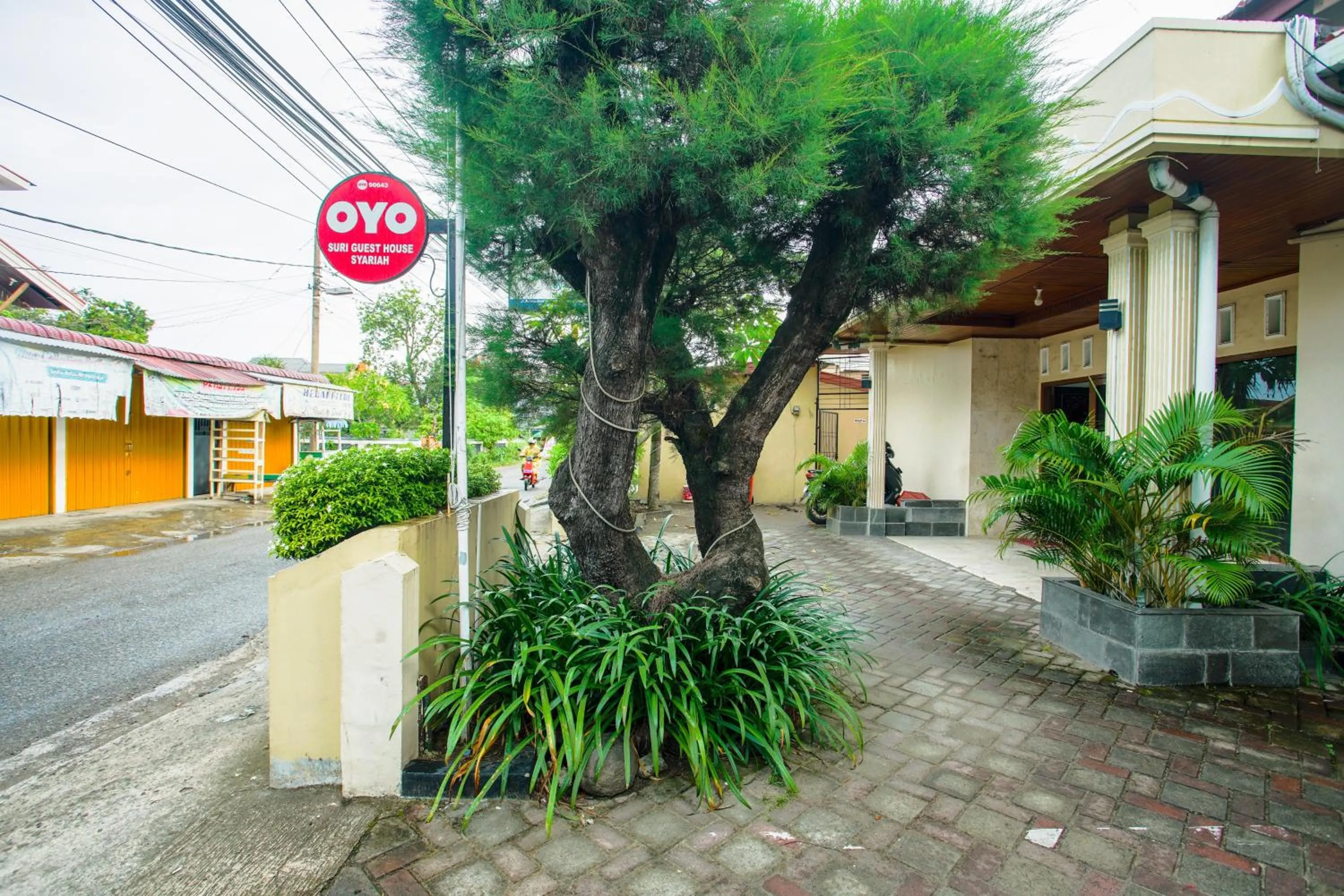 Facade/entrance in Capital O 90643 Suri Guest House Syariah