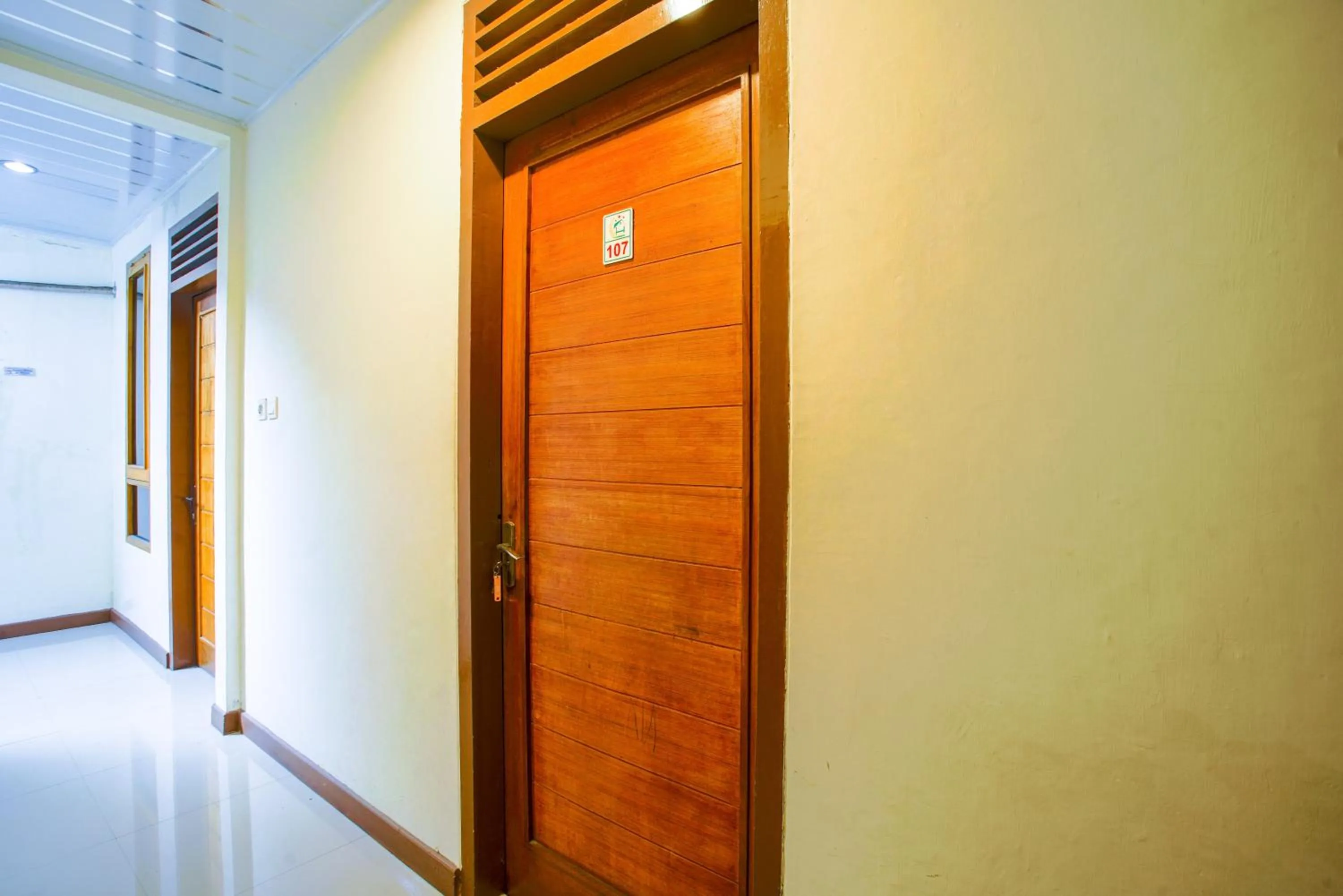 Lobby or reception in Capital O 90643 Suri Guest House Syariah