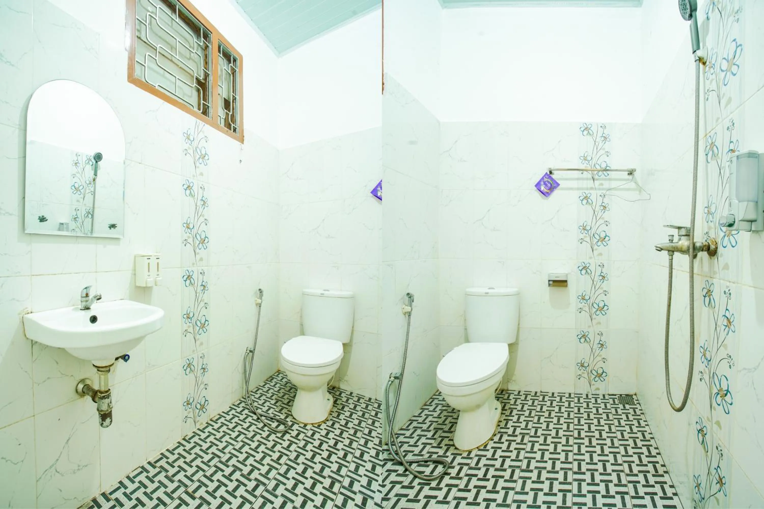Bathroom in Capital O 90643 Suri Guest House Syariah