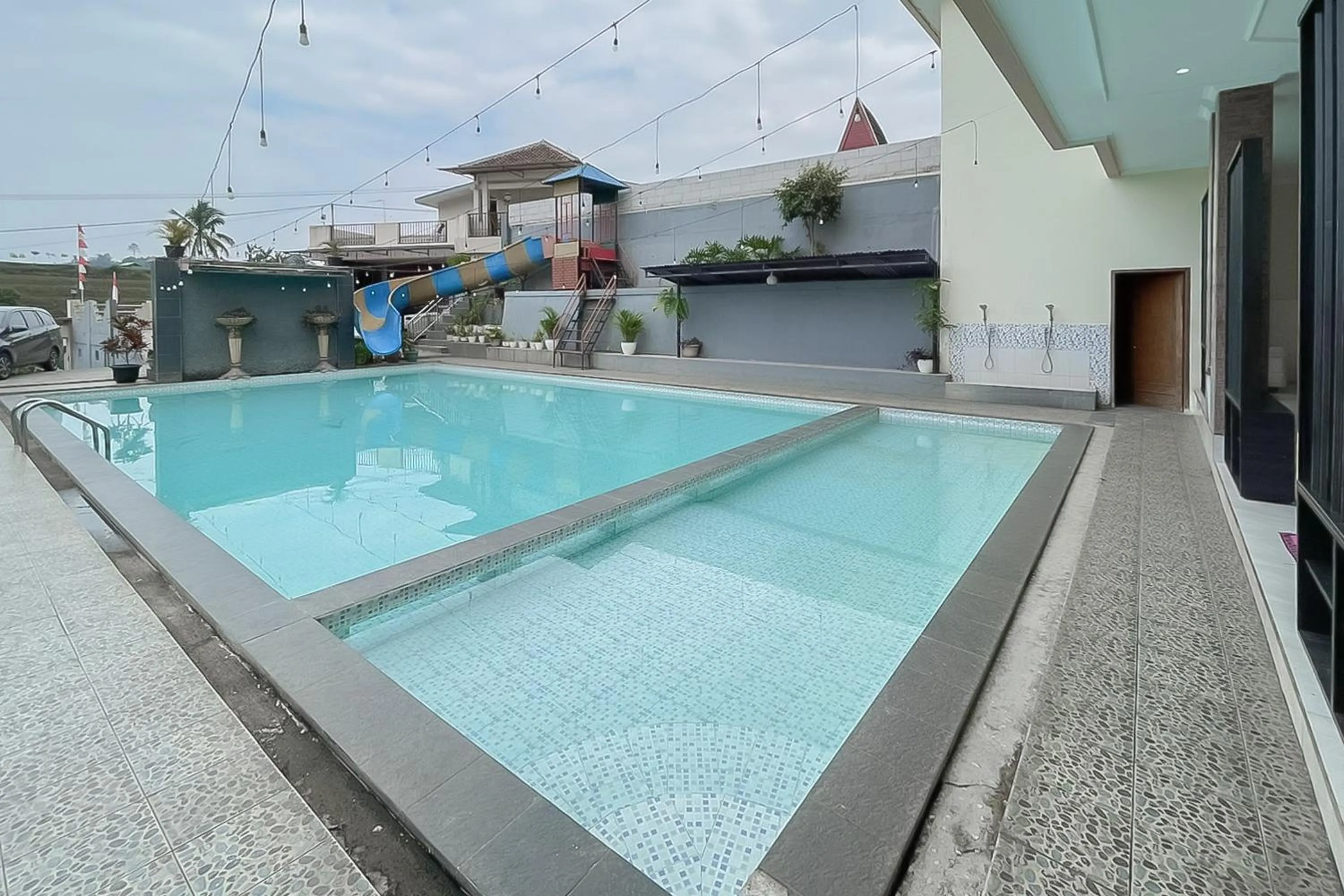 Swimming pool in RedDoorz Resort Syariah At Rancakalong Sumedang