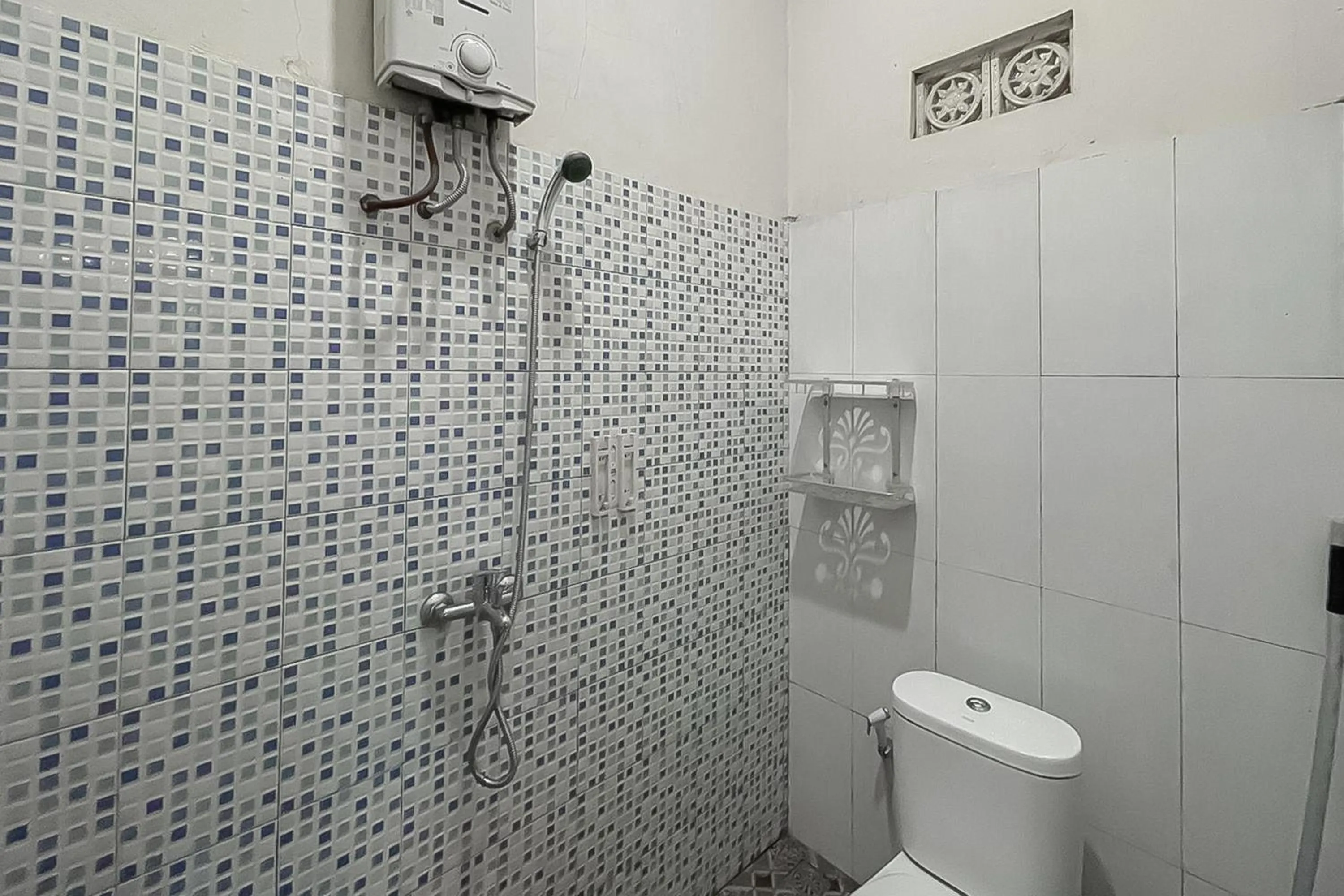 Bathroom in RedDoorz Resort Syariah At Rancakalong Sumedang