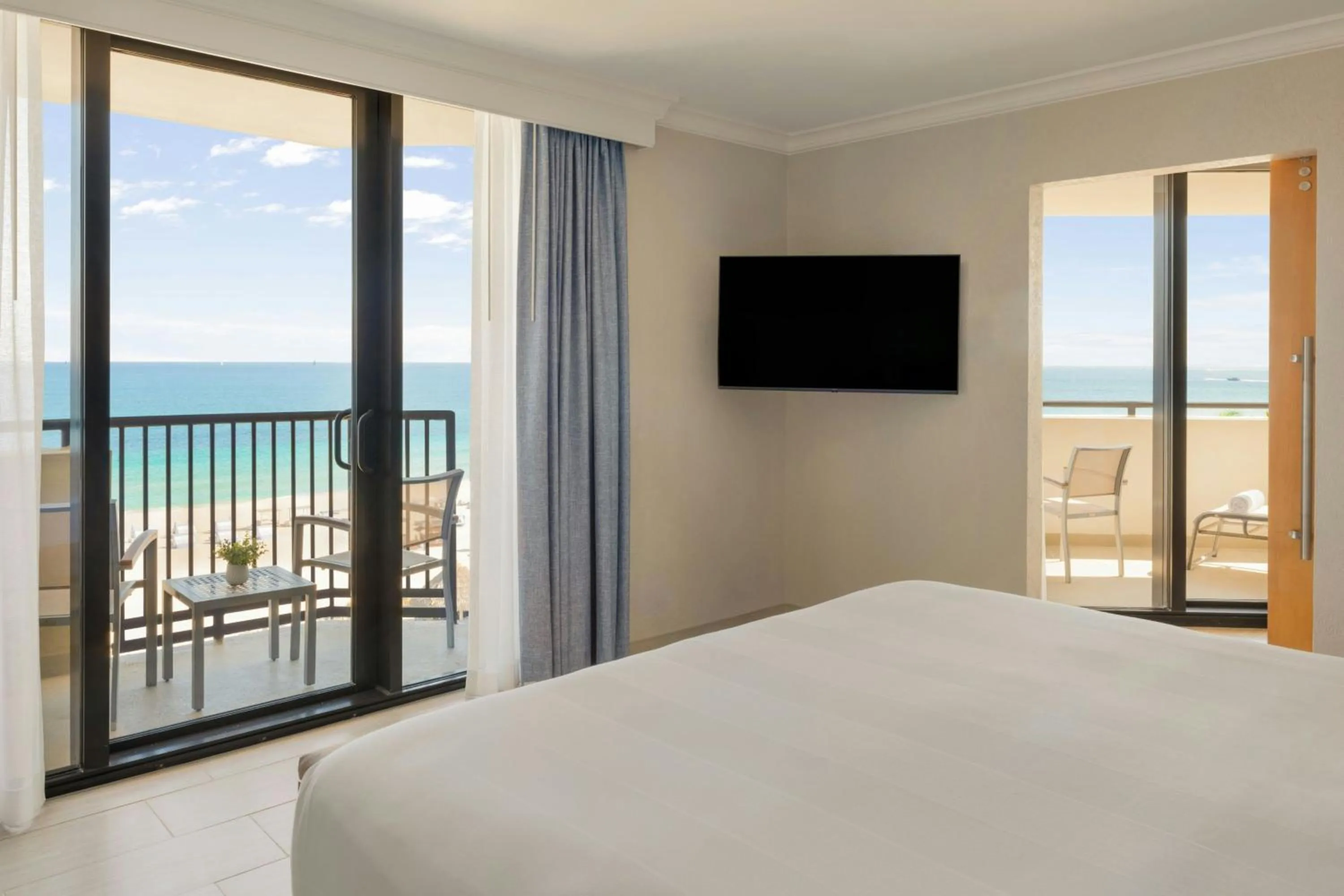 Bedroom, Bed in Fort Lauderdale Marriott Harbor Beach Resort & Spa