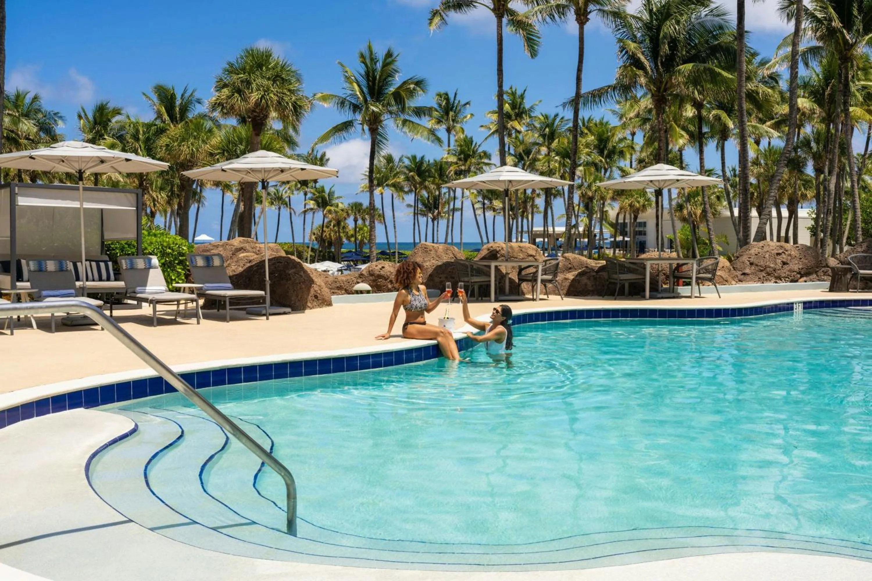 Swimming pool in Fort Lauderdale Marriott Harbor Beach Resort & Spa